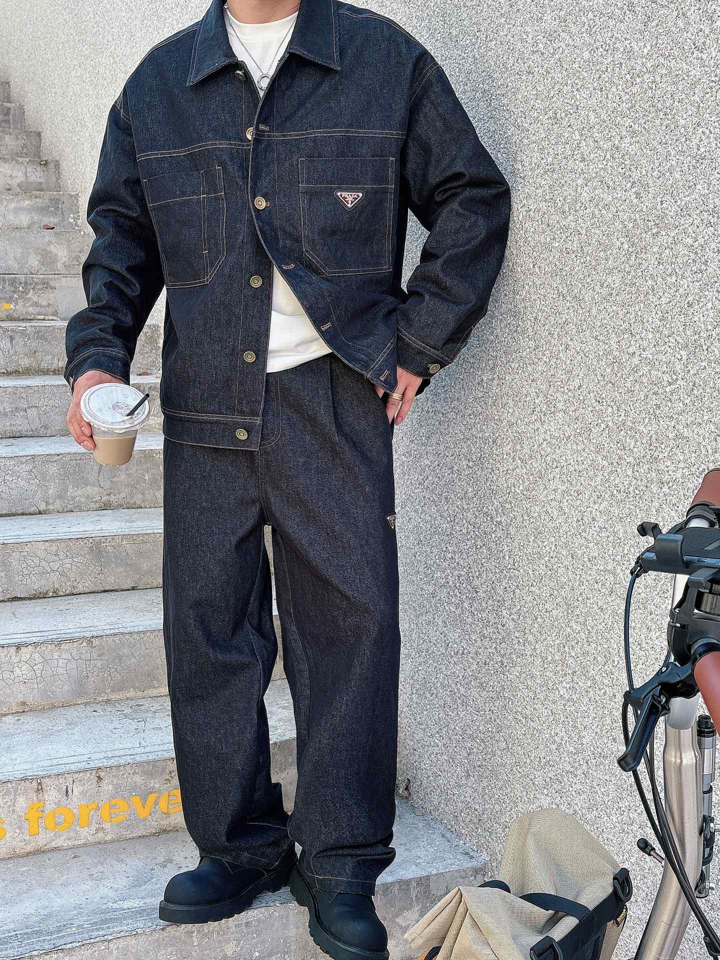 PRADA 普拉达 2025男士 秋季最新款纯色长袖三角标牛仔外套 简约到了极致就是经典！！普拉达这个品
