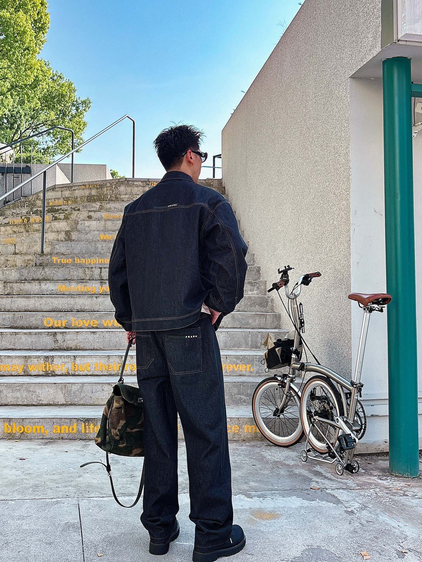 PRADA 普拉达 2025男士 秋季最新款纯色长袖三角标牛仔外套 简约到了极致就是经典！！普拉达这个品