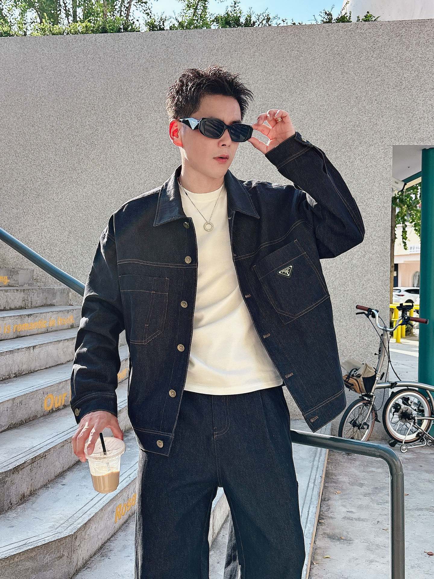 PRADA 普拉达 2025男士 秋季最新款纯色长袖三角标牛仔外套 简约到了极致就是经典！！普拉达这个品