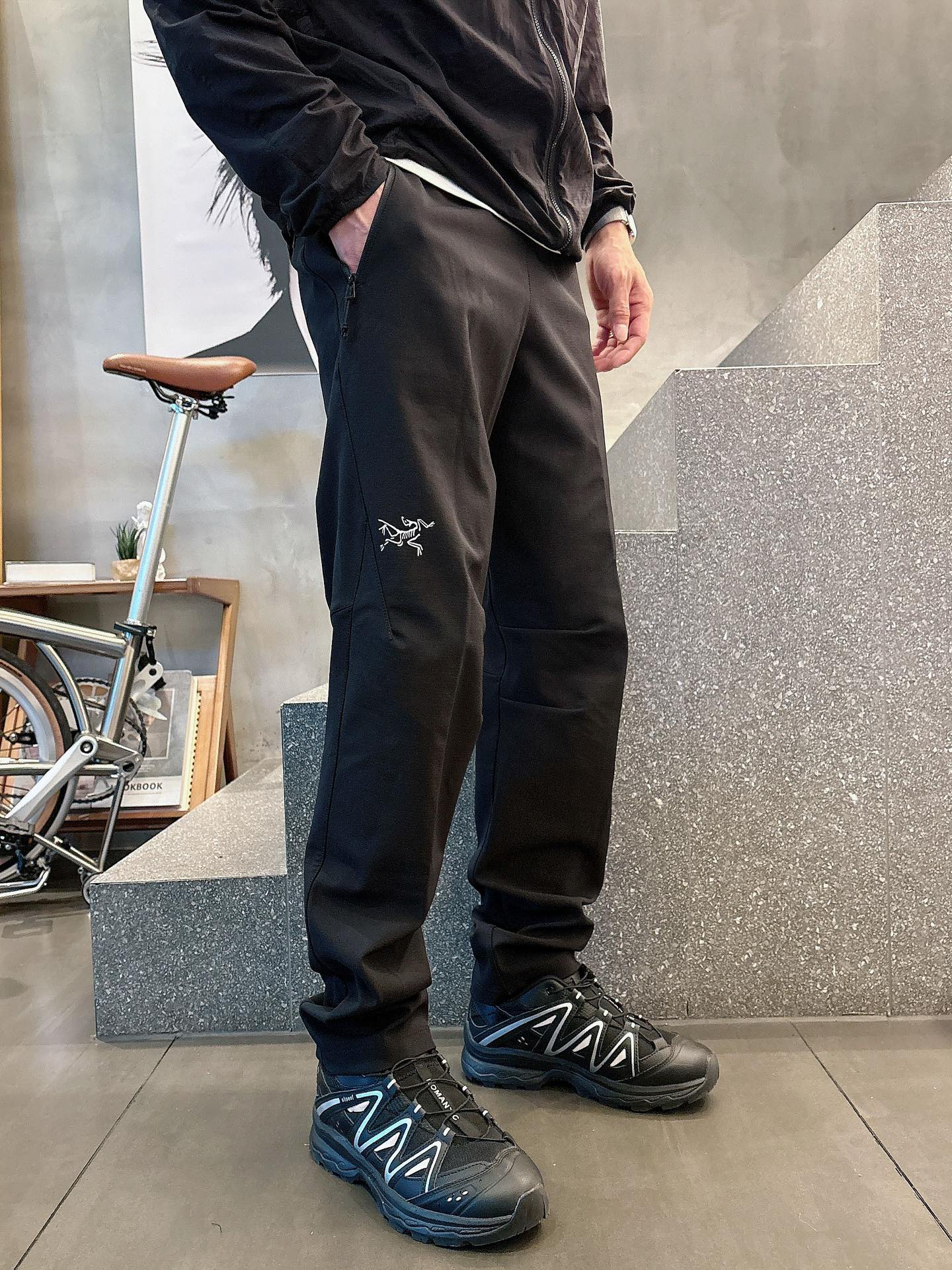 2025秋冬款ARC'TERYX始祖鸟 GAMMA LT 男子 鸟家户外运动休闲冲锋裤专业研发的科技导湿