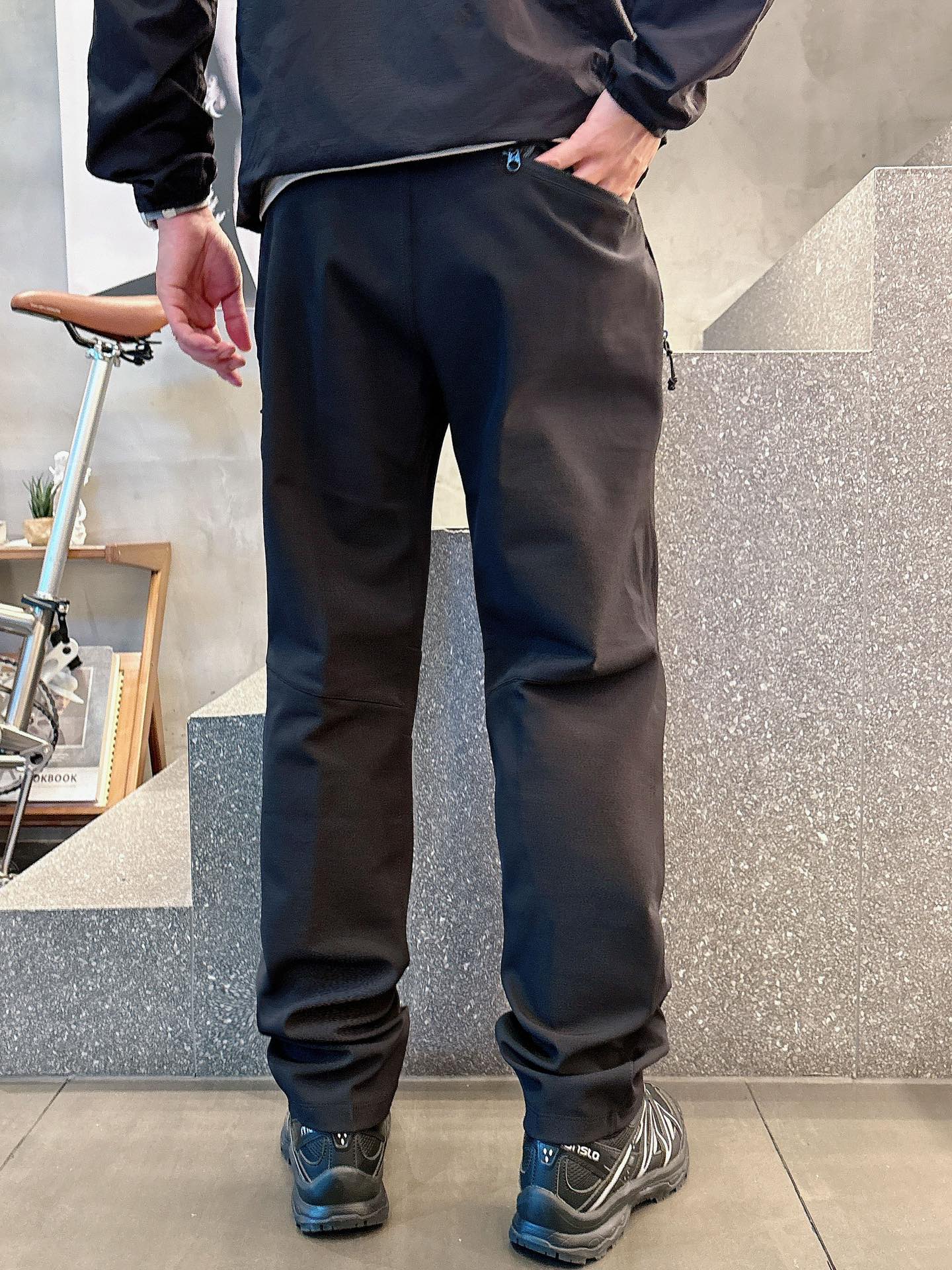 2025秋冬款ARC'TERYX始祖鸟 GAMMA LT 男子 鸟家户外运动休闲冲锋裤专业研发的科技导湿