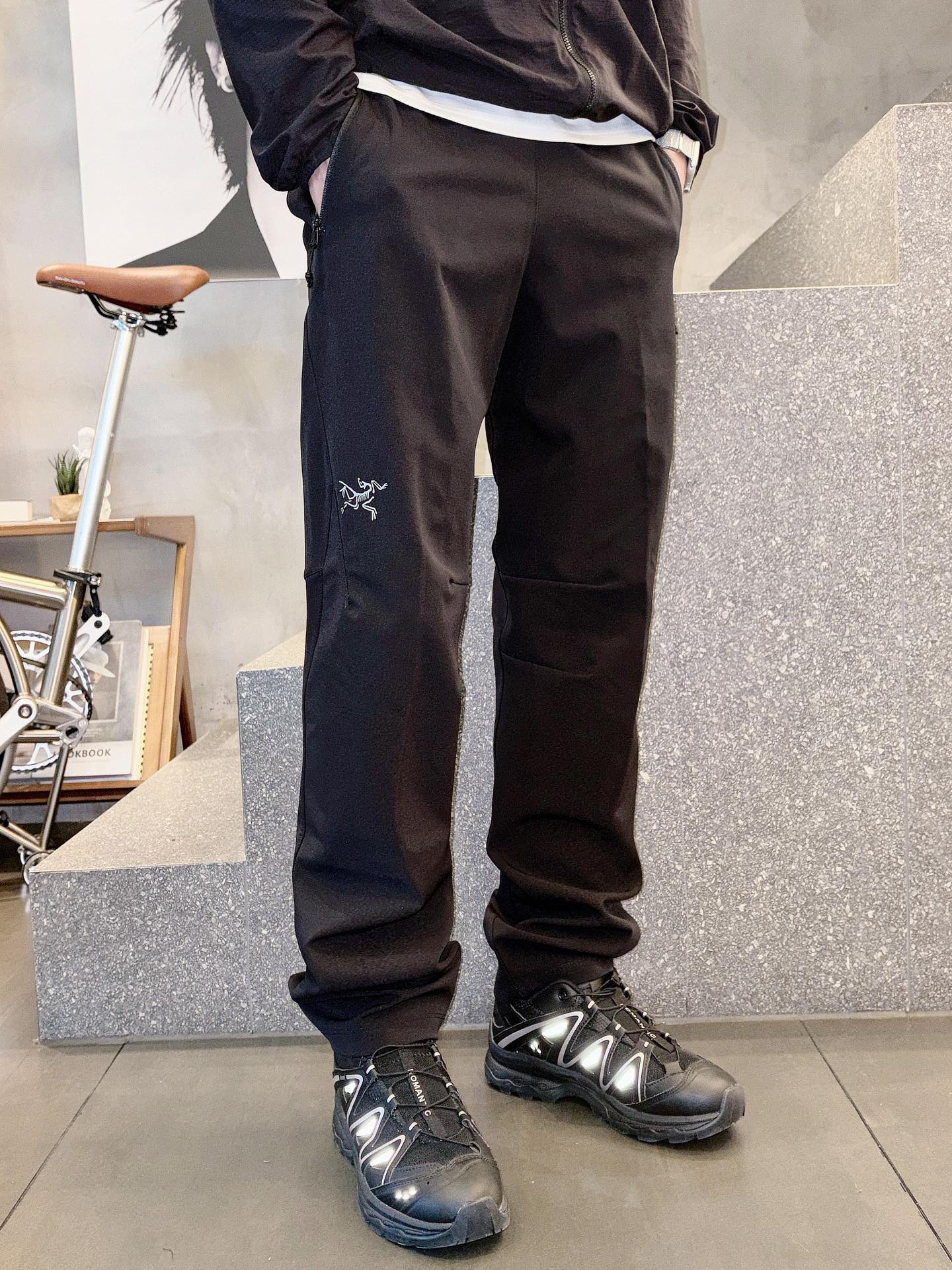 2025秋冬款ARC'TERYX始祖鸟 GAMMA LT 男子 鸟家户外运动休闲冲锋裤专业研发的科技导湿