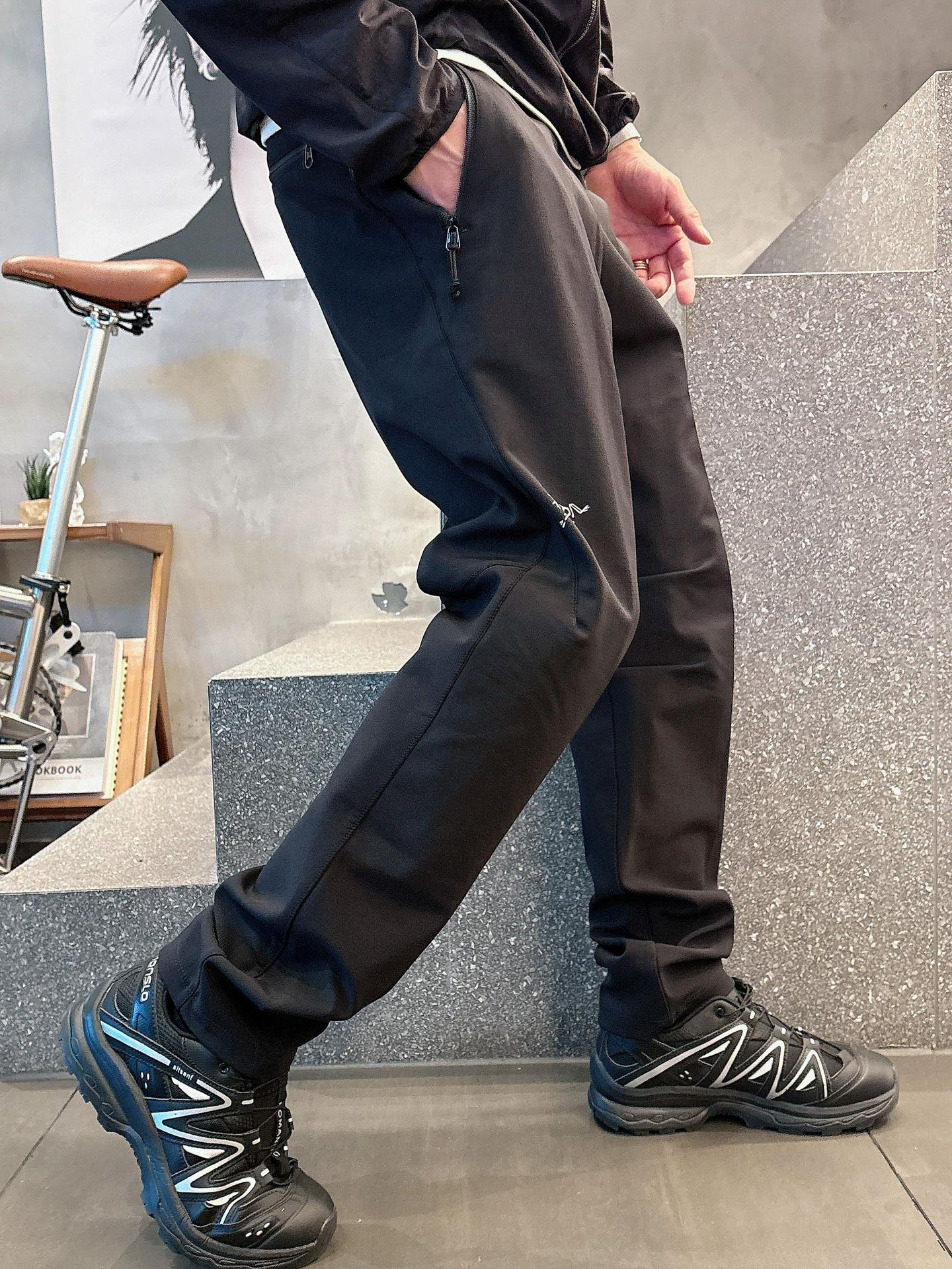 2025秋冬款ARC'TERYX始祖鸟 GAMMA LT 男子 鸟家户外运动休闲冲锋裤专业研发的科技导湿