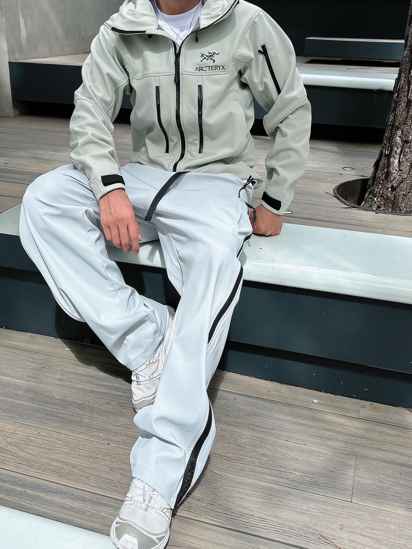 2025秋冬款ARC'TERYX始祖鸟 GAMMA LT 男子 鸟家户外运动休闲冲锋裤专业研发的科技导湿