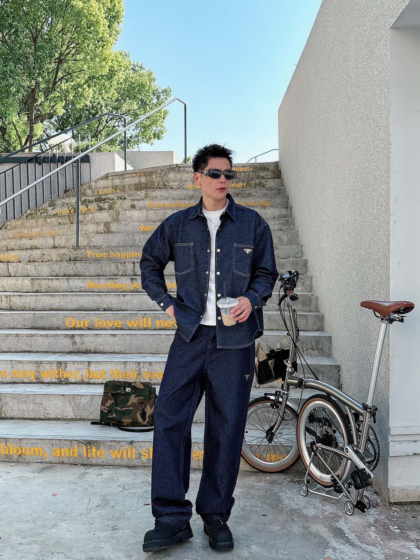 PRADA 普拉达 2025男士 秋季最新款纯色长袖三角标牛仔外套 简约到了极致就是经典！！普拉达这个品