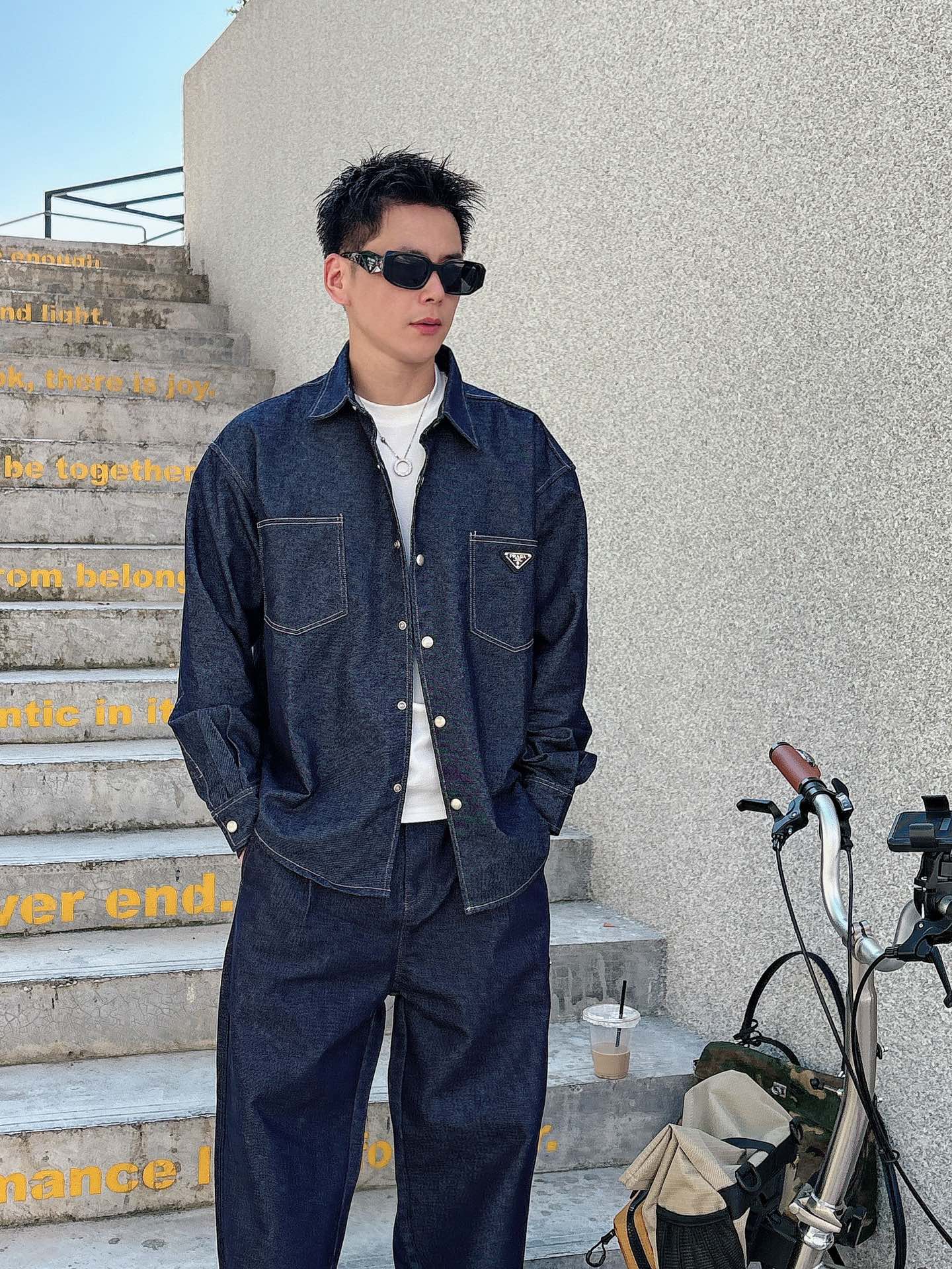 PRADA 普拉达 2025男士 秋季最新款纯色长袖三角标牛仔外套 简约到了极致就是经典！！普拉达这个品