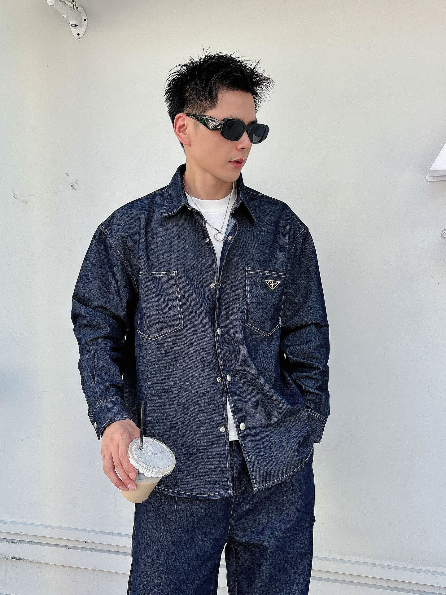 PRADA 普拉达 2025男士 秋季最新款纯色长袖三角标牛仔外套 简约到了极致就是经典！！普拉达这个品