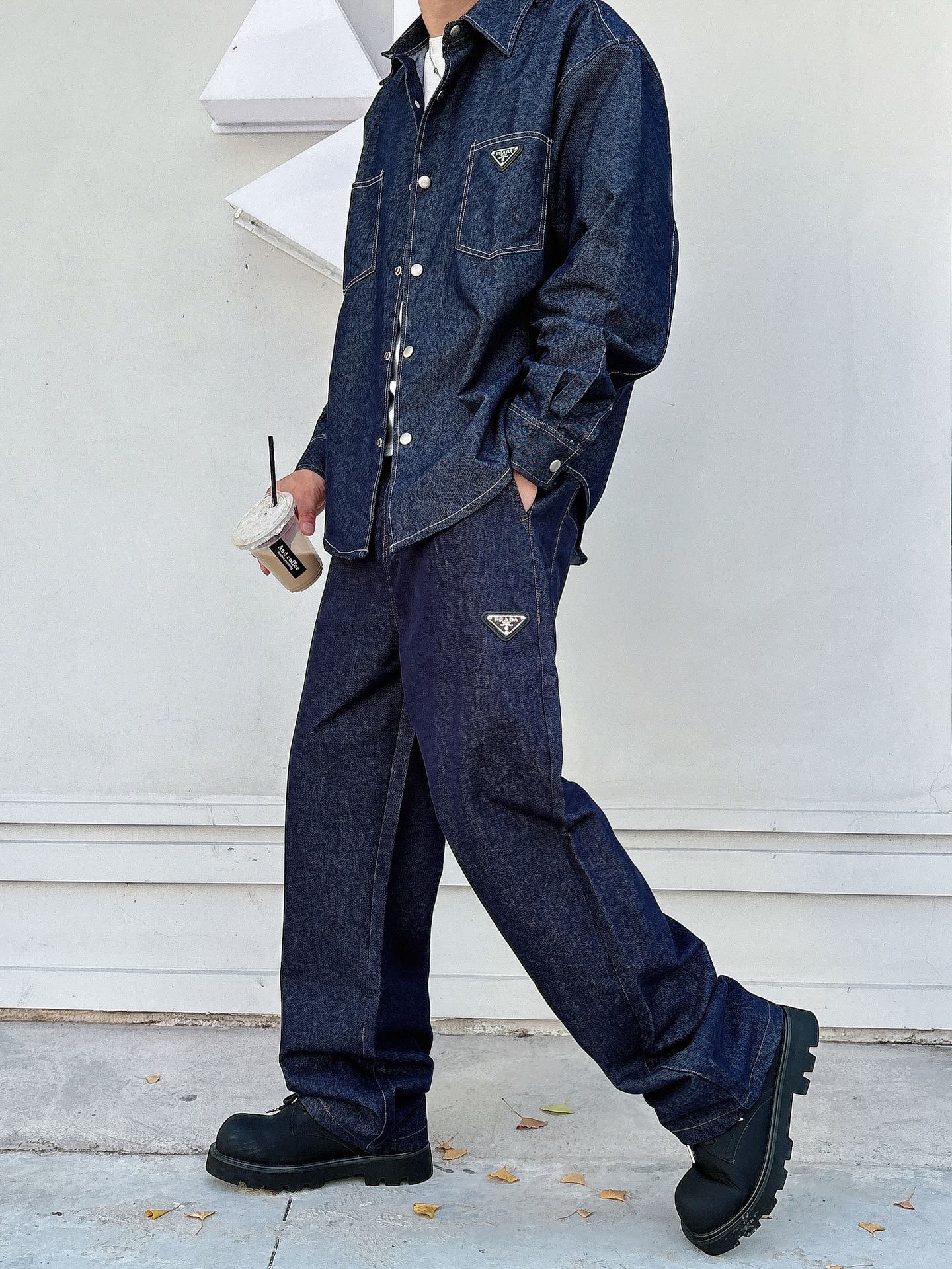 PRADA 普拉达 2025男士 秋季最新款纯色长袖三角标牛仔外套 简约到了极致就是经典！！普拉达这个品
