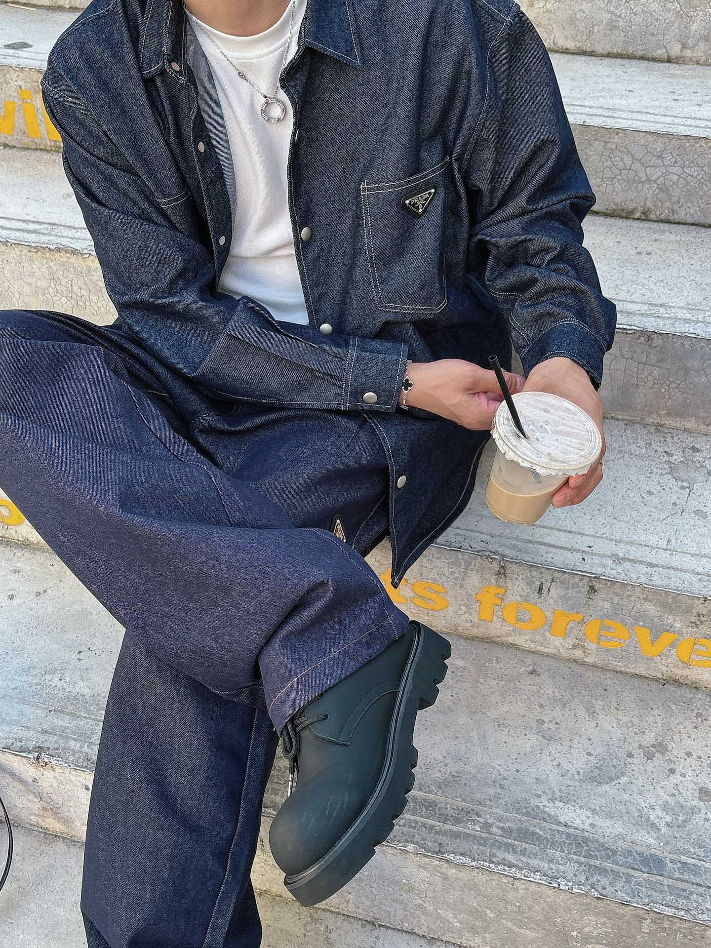 PRADA 普拉达 2025男士 秋季最新款纯色长袖三角标牛仔外套 简约到了极致就是经典！！普拉达这个品