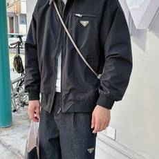 PRADA 普拉达 2025男士 秋季最新款纯色长袖三角标牛仔领子外套 领子可以拆卸,简约到了极致就是经 PRADA 普拉达 2025男士 秋季最新款纯色长袖三角标牛仔领子外套 领子可以拆卸,简约到了极致就是经
