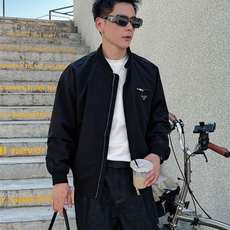 PRADA 普拉达 2025男士 秋季最新款纯色长袖三角标牛仔领子外套 领子可以拆卸,简约到了极致就是经 PRADA 普拉达 2025男士 秋季最新款纯色长袖三角标牛仔领子外套 领子可以拆卸,简约到了极致就是经