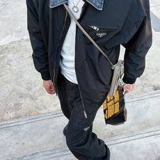 PRADA 普拉达 2025男士 秋季最新款纯色长袖三角标牛仔领子外套 领子可以拆卸,简约到了极致就是经 PRADA 普拉达 2025男士 秋季最新款纯色长袖三角标牛仔领子外套 领子可以拆卸,简约到了极致就是经