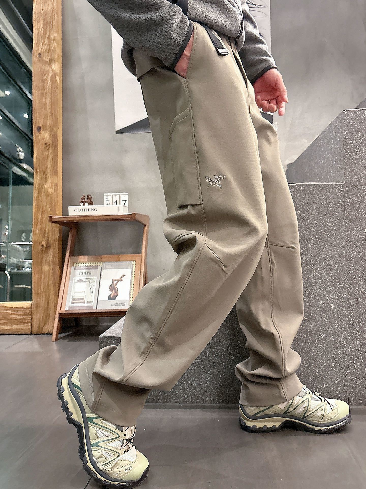 2025秋冬款ARC'TERYX始祖鸟 GAMMA LT 男子 鸟家户外运动休闲冲锋裤专业研发的科技导湿
