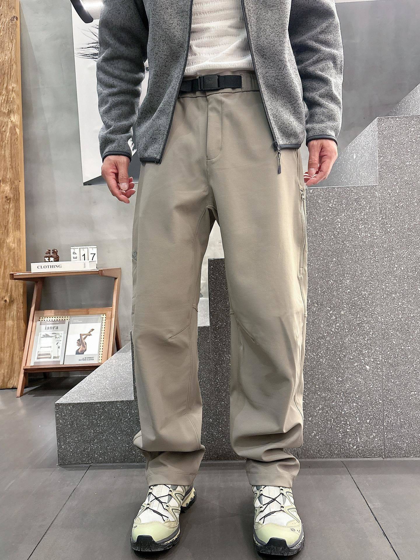 2025秋冬款ARC'TERYX始祖鸟 GAMMA LT 男子 鸟家户外运动休闲冲锋裤专业研发的科技导湿