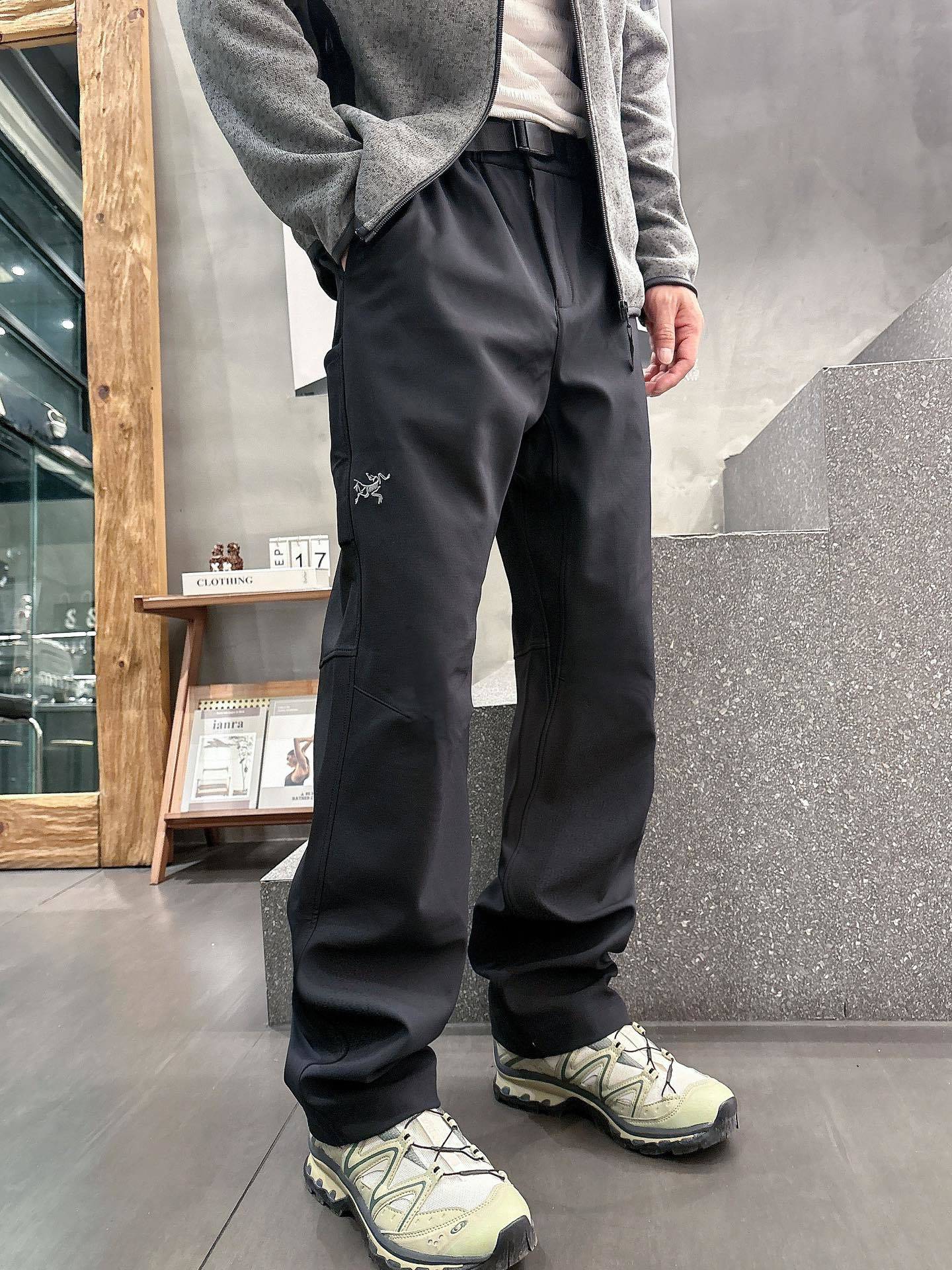 2025秋冬款ARC'TERYX始祖鸟 GAMMA LT 男子 鸟家户外运动休闲冲锋裤专业研发的科技导湿