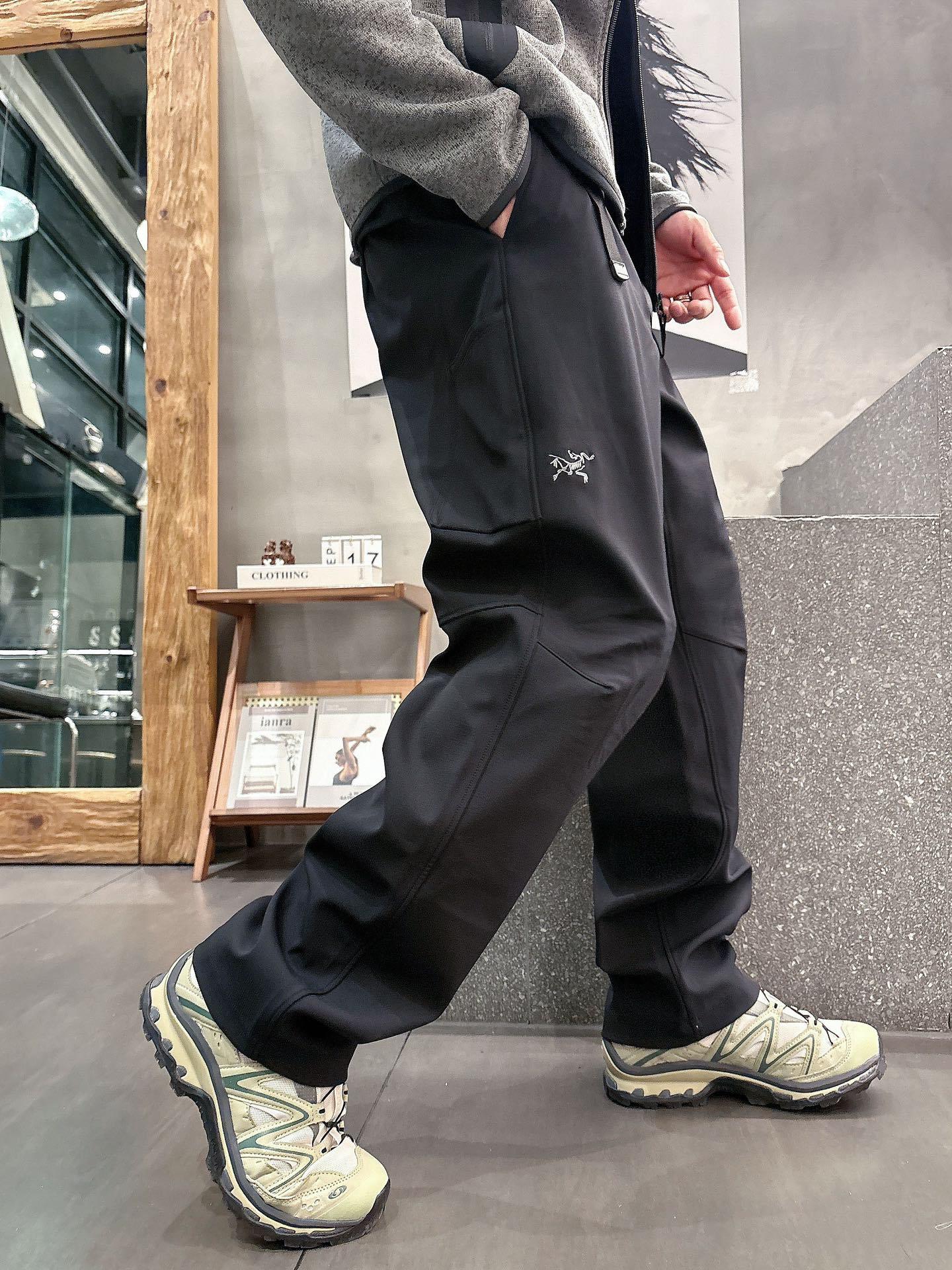2025秋冬款ARC'TERYX始祖鸟 GAMMA LT 男子 鸟家户外运动休闲冲锋裤专业研发的科技导湿