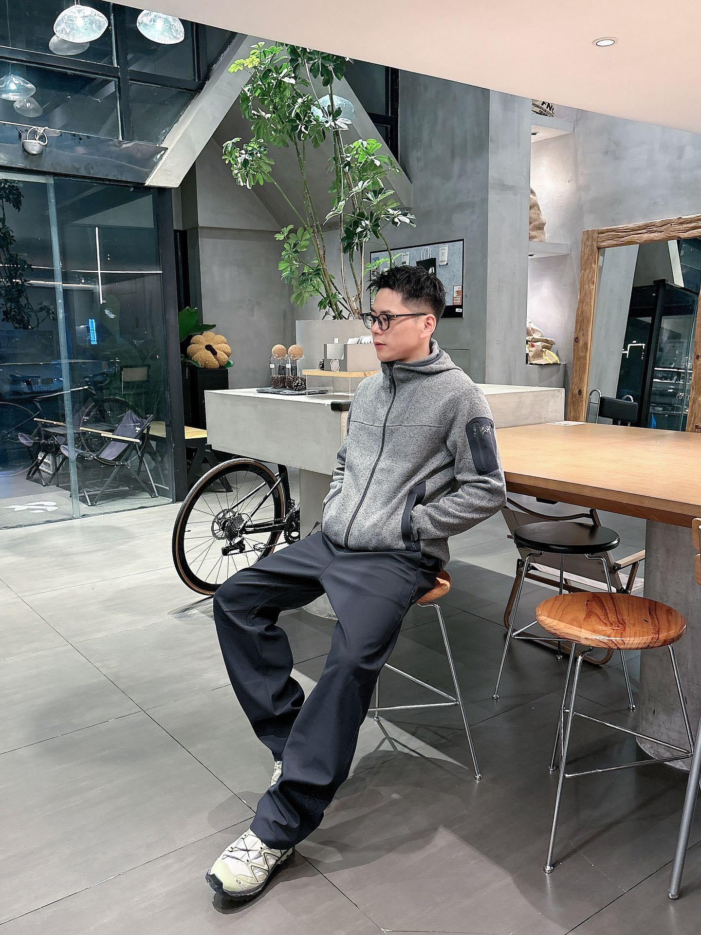 2025秋冬款ARC'TERYX始祖鸟 GAMMA LT 男子 鸟家户外运动休闲冲锋裤专业研发的科技导湿