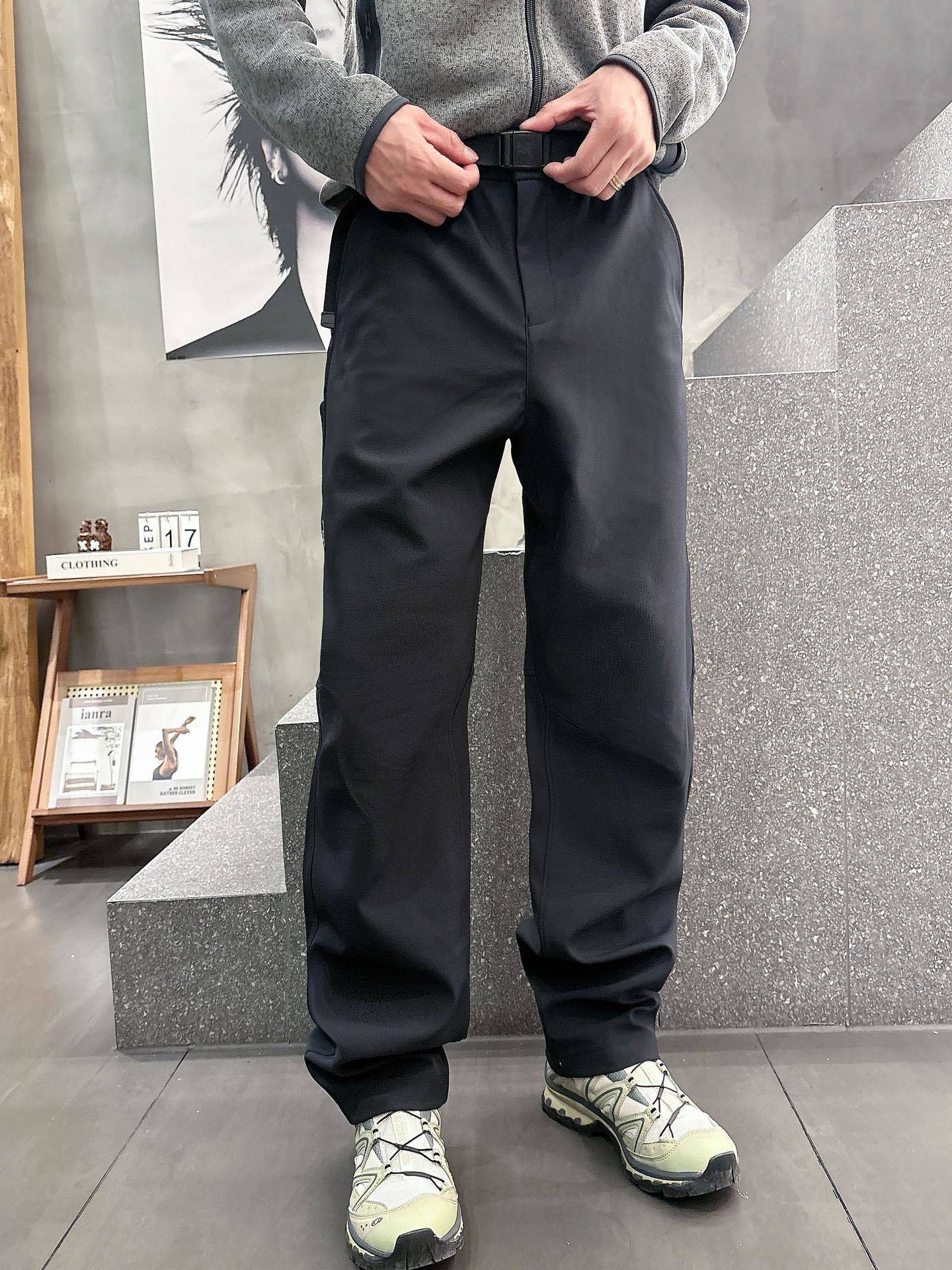 2025秋冬款ARC'TERYX始祖鸟 GAMMA LT 男子 鸟家户外运动休闲冲锋裤专业研发的科技导湿