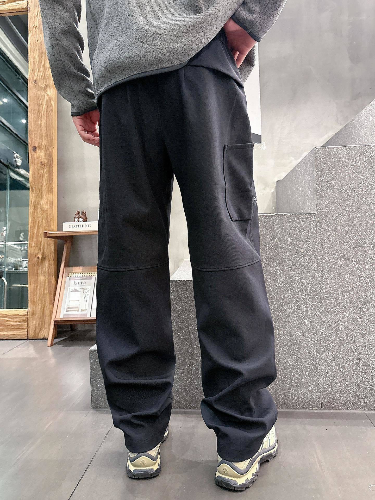 2025秋冬款ARC'TERYX始祖鸟 GAMMA LT 男子 鸟家户外运动休闲冲锋裤专业研发的科技导湿