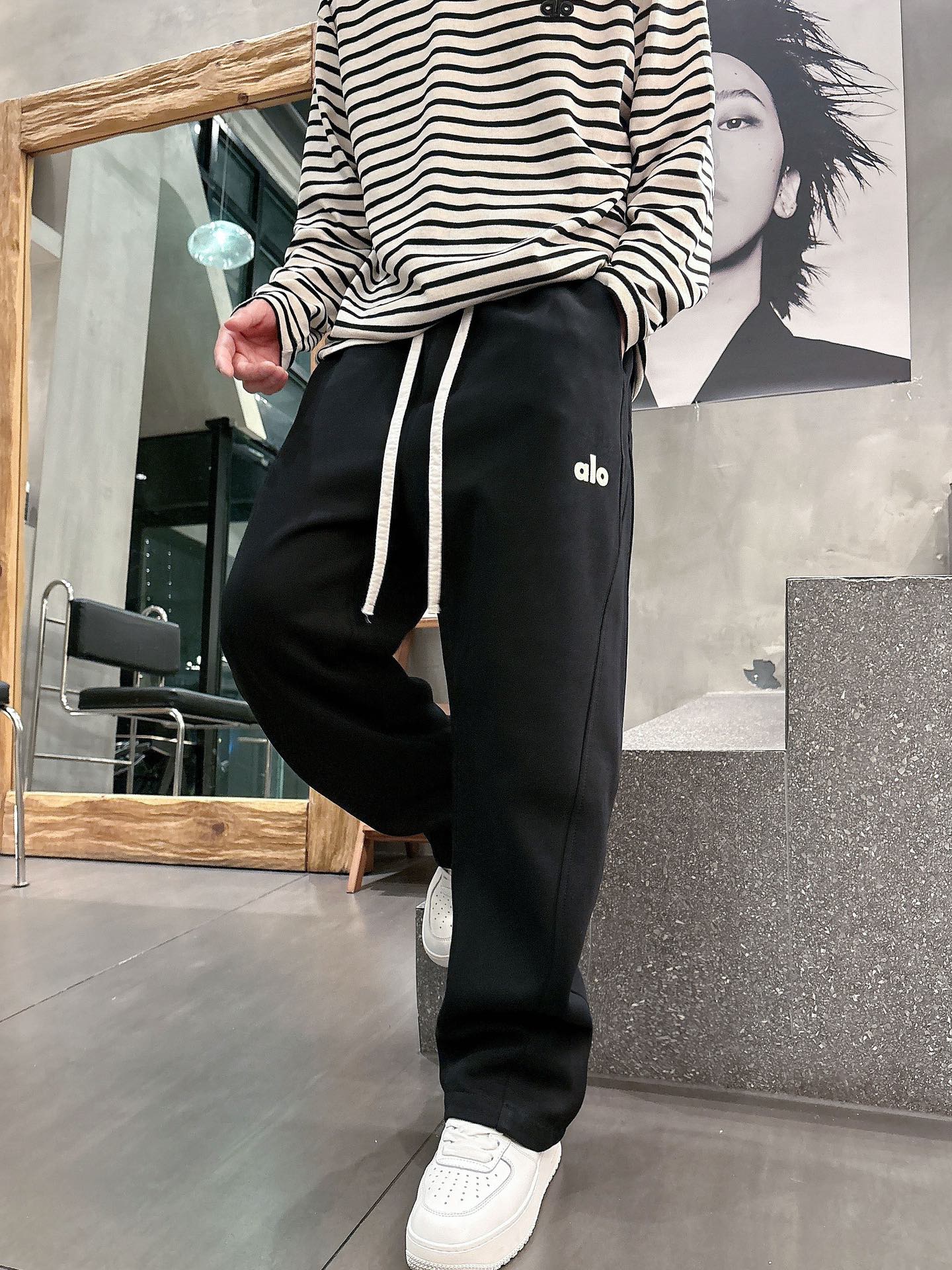 alo 2025秋冬新款重工洗水休闲卫裤🆕采用优质棉质材质，超级有质感舒适，上身版型超好，百搭完美！上身