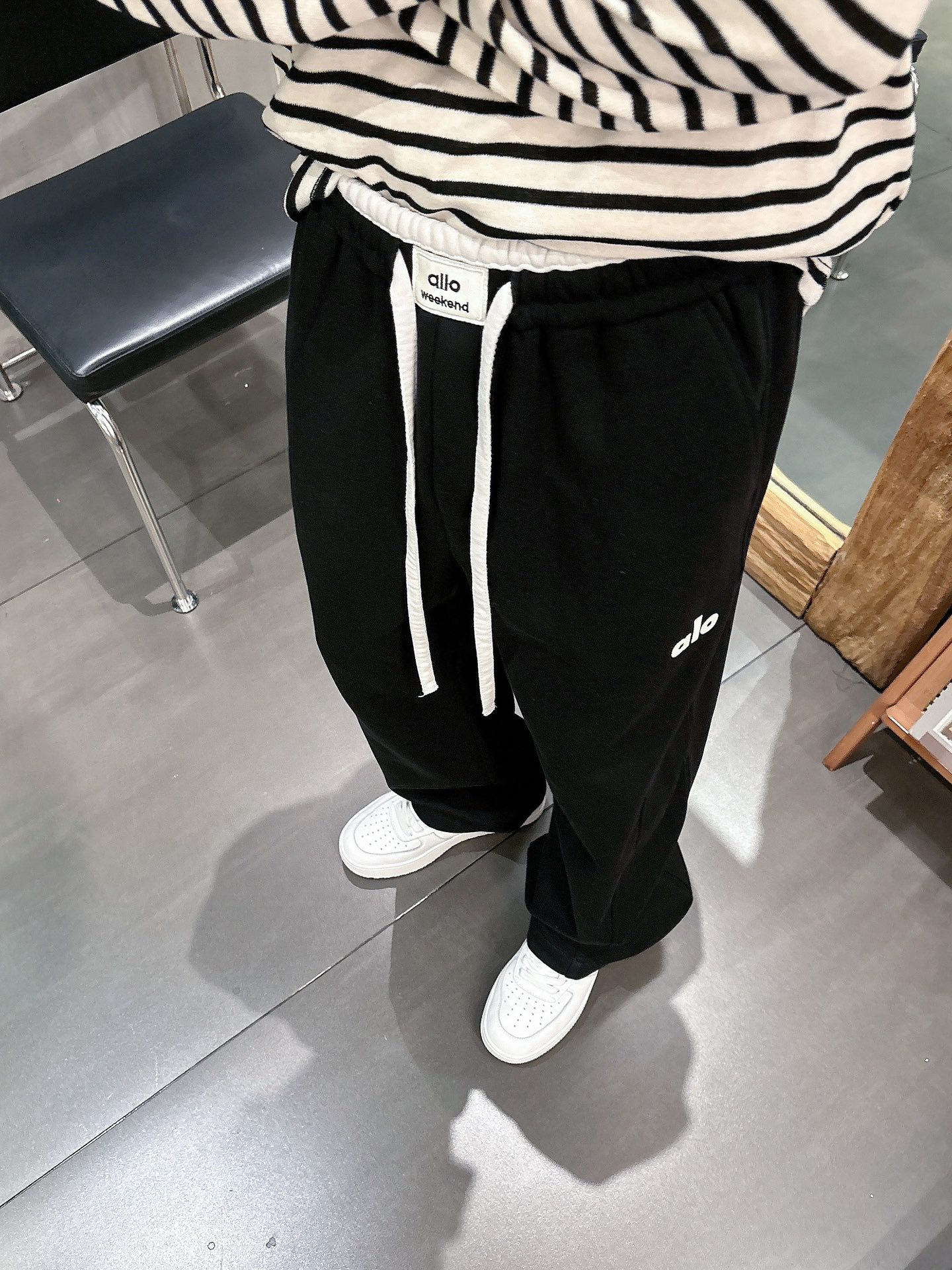 alo 2025秋冬新款重工洗水休闲卫裤🆕采用优质棉质材质，超级有质感舒适，上身版型超好，百搭完美！上身