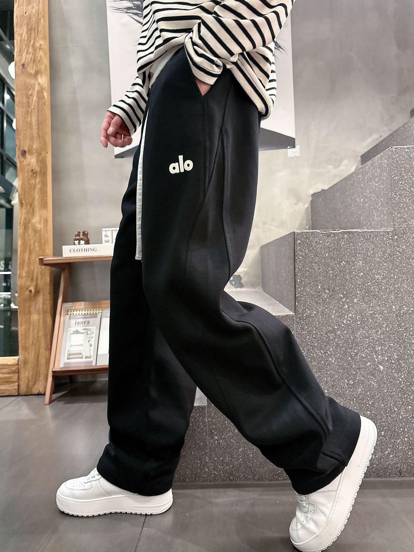 alo 2025秋冬新款重工洗水休闲卫裤🆕采用优质棉质材质，超级有质感舒适，上身版型超好，百搭完美！上身