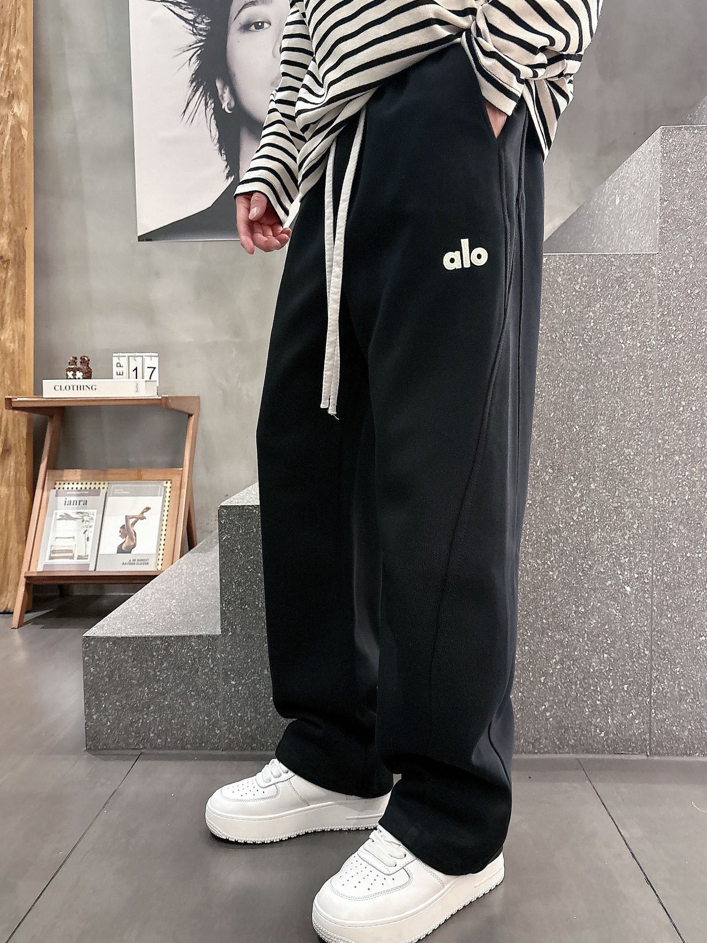 alo 2025秋冬新款重工洗水休闲卫裤🆕采用优质棉质材质，超级有质感舒适，上身版型超好，百搭完美！上身