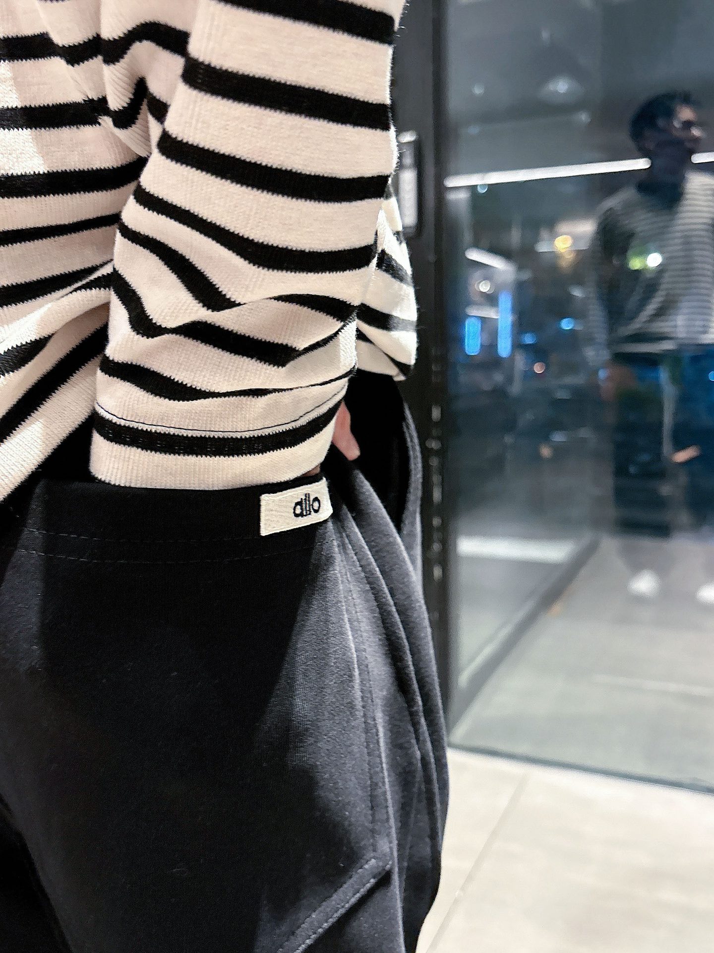 alo 2025秋冬新款重工洗水休闲卫裤🆕采用优质棉质材质，超级有质感舒适，上身版型超好，百搭完美！上身