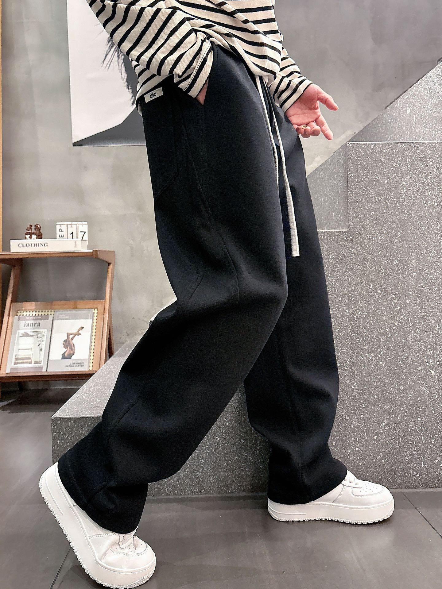 alo 2025秋冬新款重工洗水休闲卫裤🆕采用优质棉质材质，超级有质感舒适，上身版型超好，百搭完美！上身