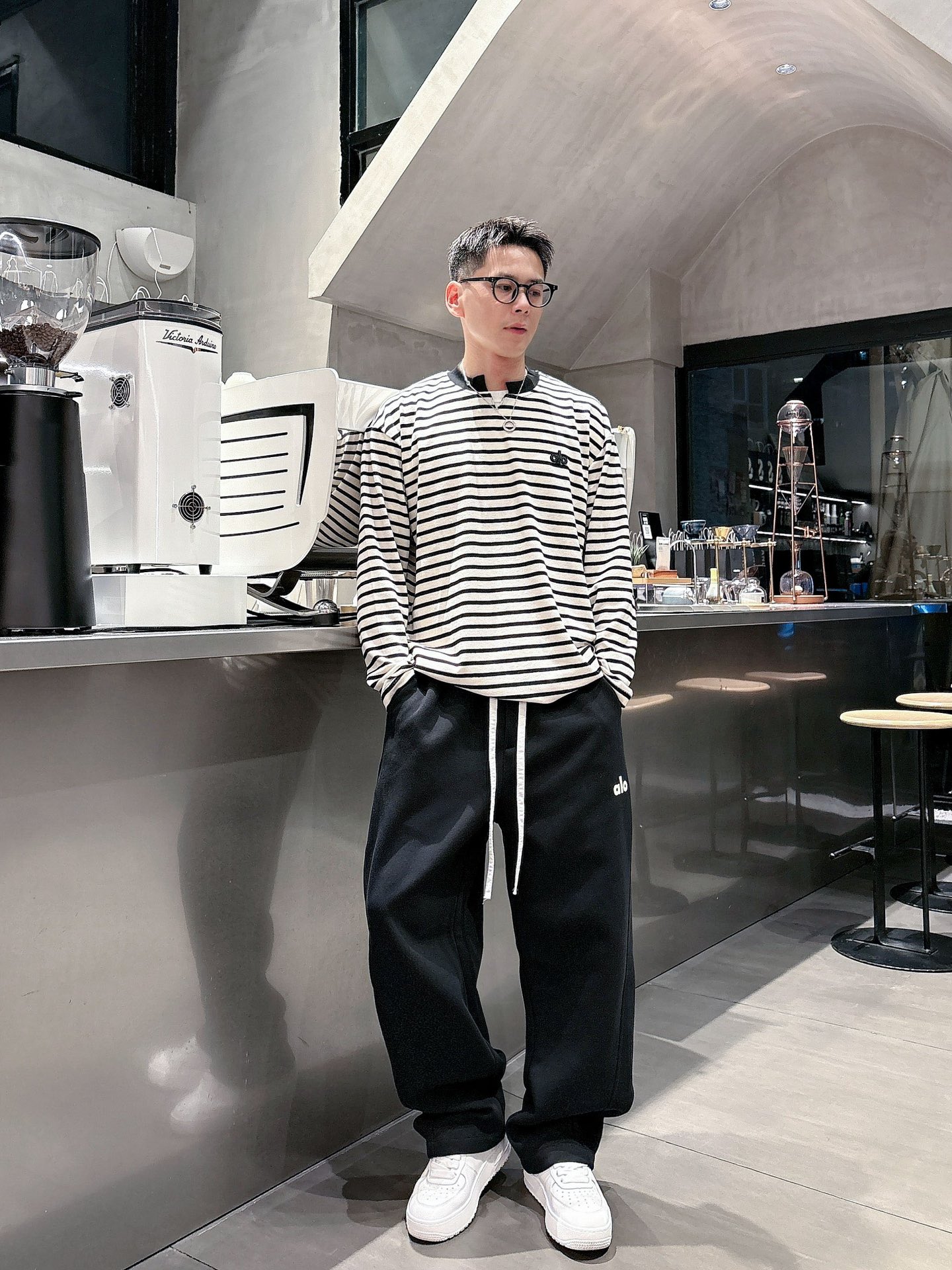 alo 2025秋冬新款重工洗水休闲卫裤🆕采用优质棉质材质，超级有质感舒适，上身版型超好，百搭完美！上身