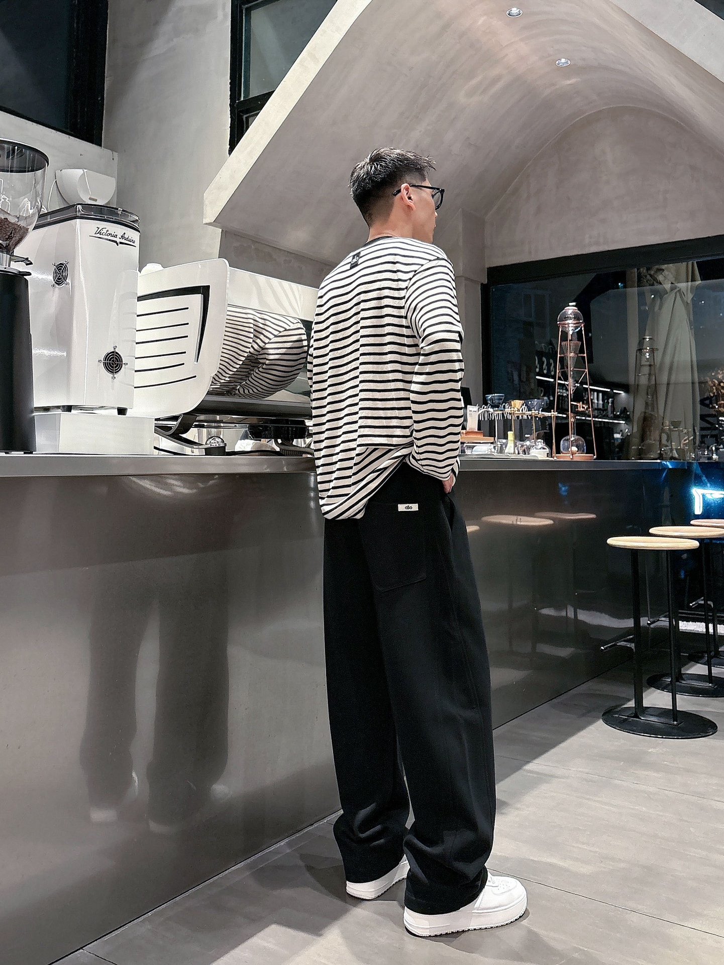 alo 2025秋冬新款重工洗水休闲卫裤🆕采用优质棉质材质，超级有质感舒适，上身版型超好，百搭完美！上身