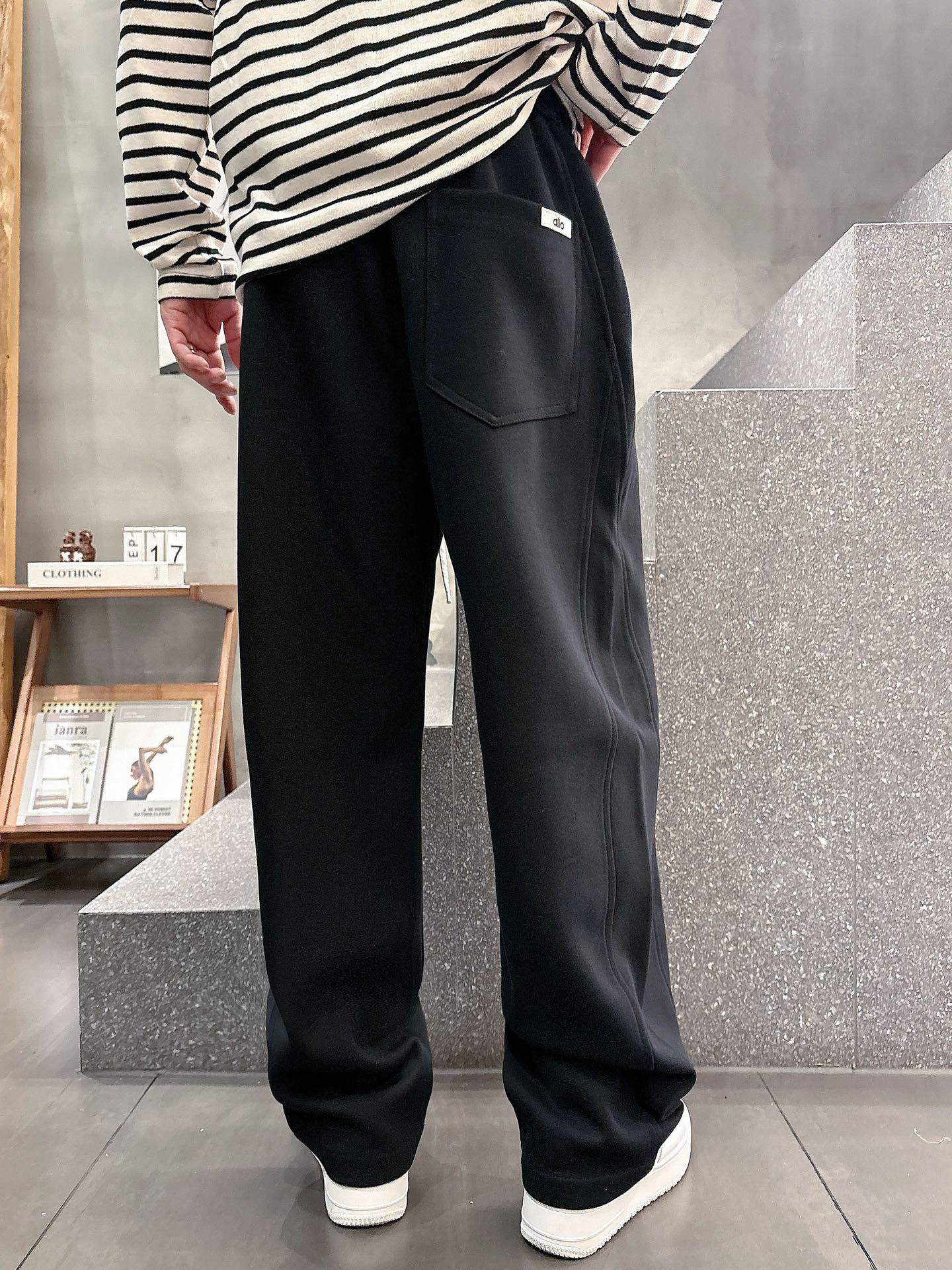 alo 2025秋冬新款重工洗水休闲卫裤🆕采用优质棉质材质，超级有质感舒适，上身版型超好，百搭完美！上身