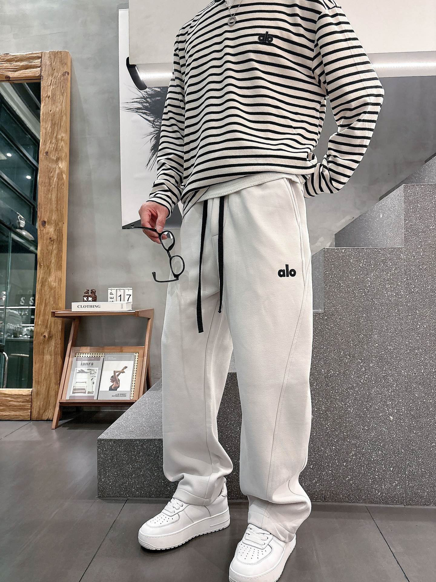 alo 2025秋冬新款重工洗水休闲卫裤🆕采用优质棉质材质，超级有质感舒适，上身版型超好，百搭完美！上身