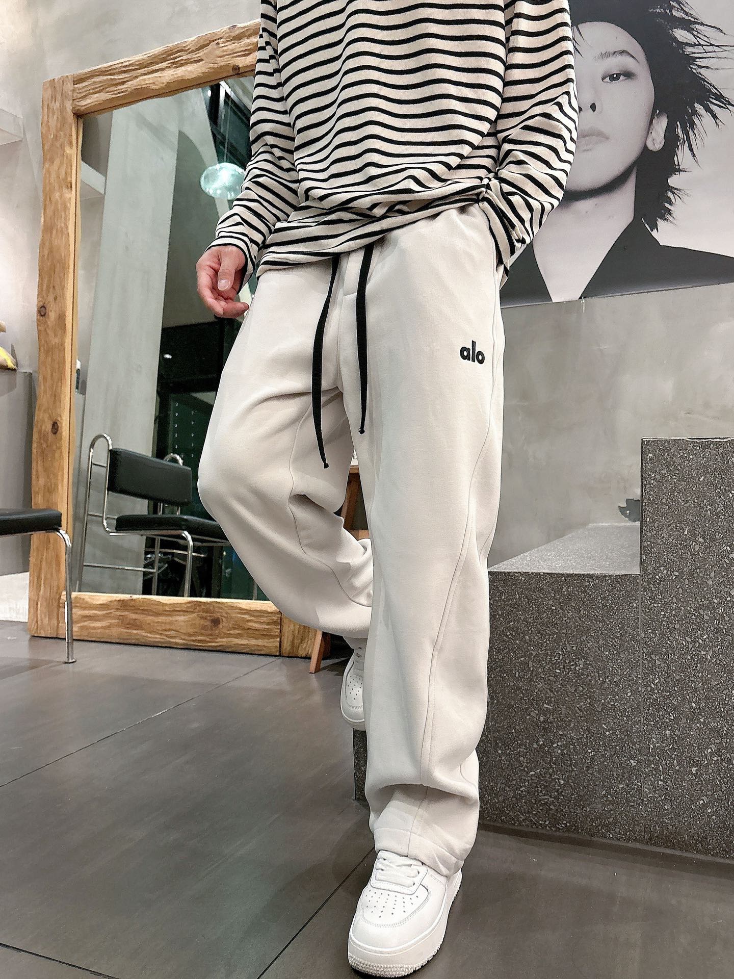 alo 2025秋冬新款重工洗水休闲卫裤🆕采用优质棉质材质，超级有质感舒适，上身版型超好，百搭完美！上身