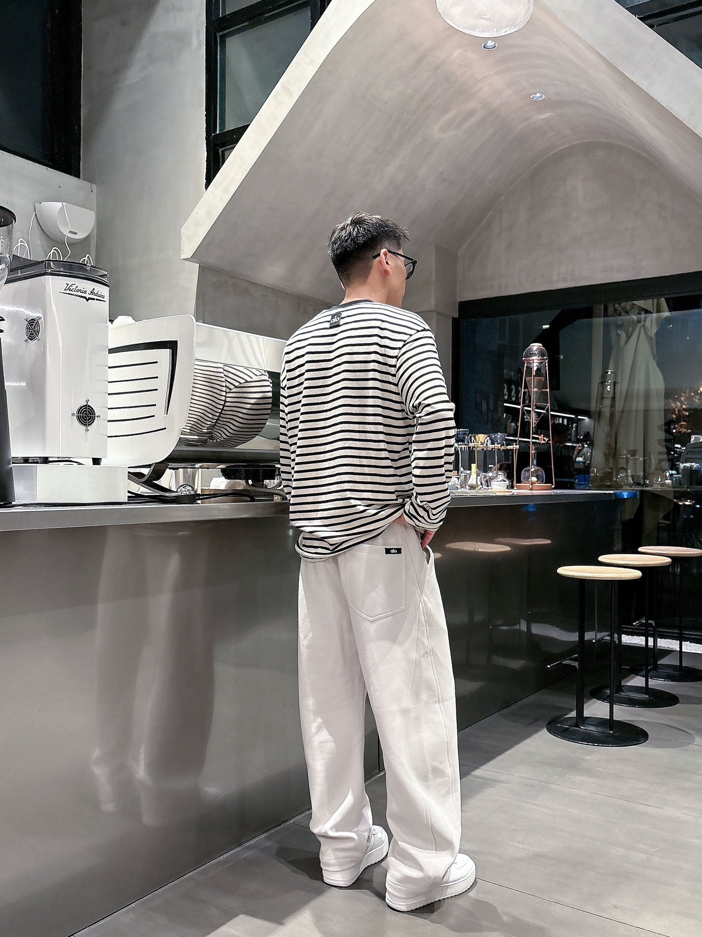 alo 2025秋冬新款重工洗水休闲卫裤🆕采用优质棉质材质，超级有质感舒适，上身版型超好，百搭完美！上身