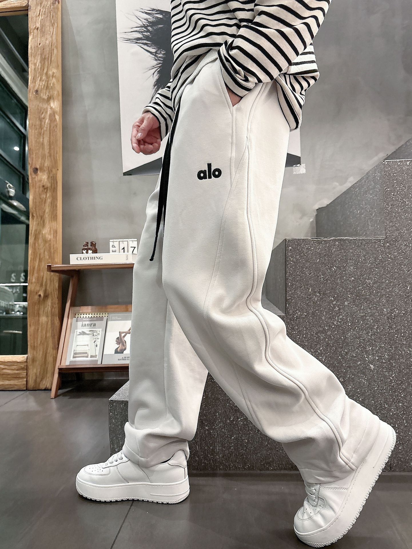 alo 2025秋冬新款重工洗水休闲卫裤🆕采用优质棉质材质，超级有质感舒适，上身版型超好，百搭完美！上身