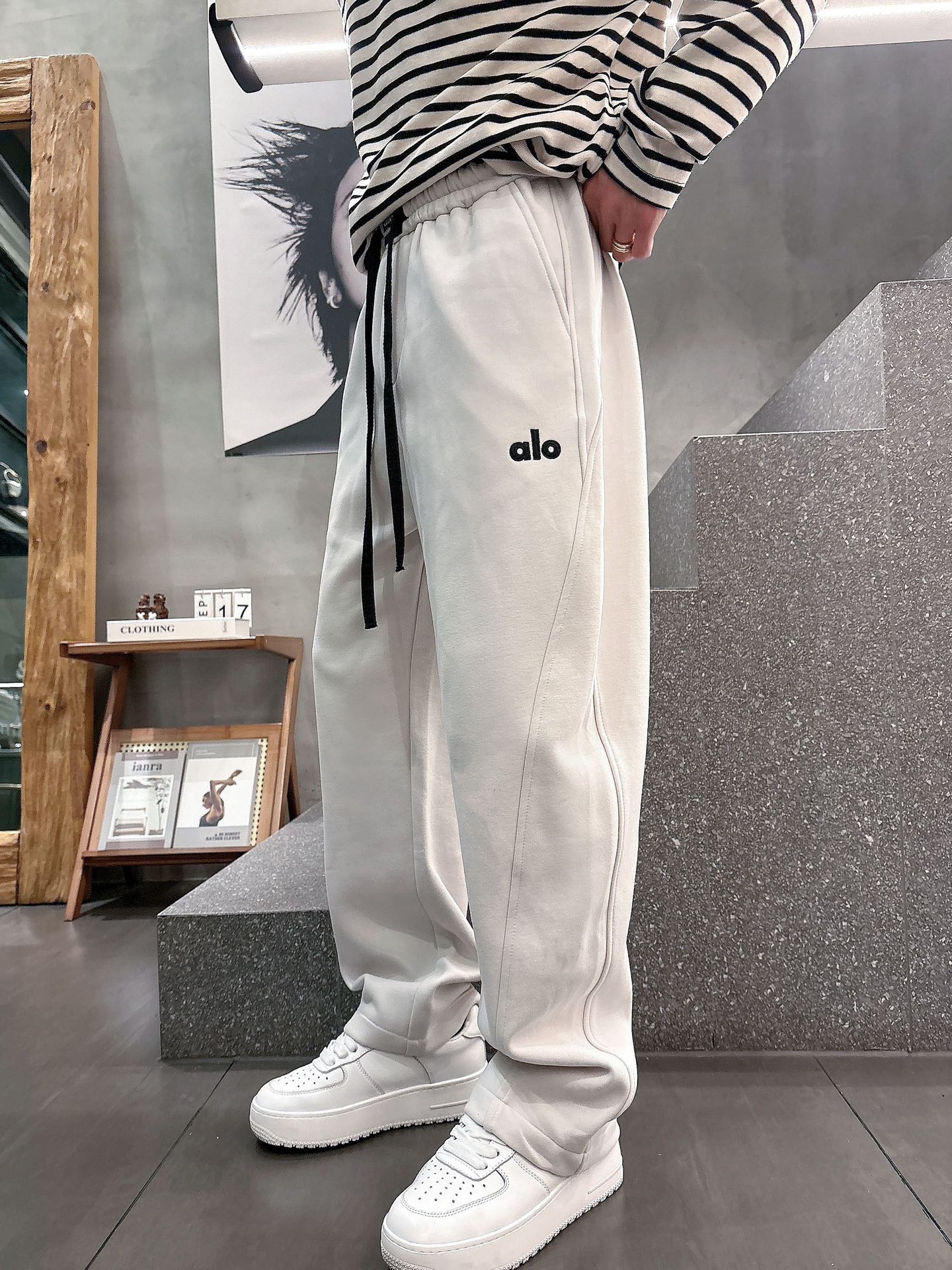 alo 2025秋冬新款重工洗水休闲卫裤🆕采用优质棉质材质，超级有质感舒适，上身版型超好，百搭完美！上身