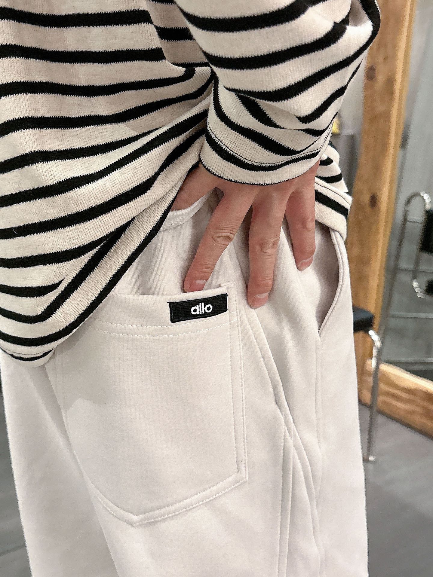 alo 2025秋冬新款重工洗水休闲卫裤🆕采用优质棉质材质，超级有质感舒适，上身版型超好，百搭完美！上身