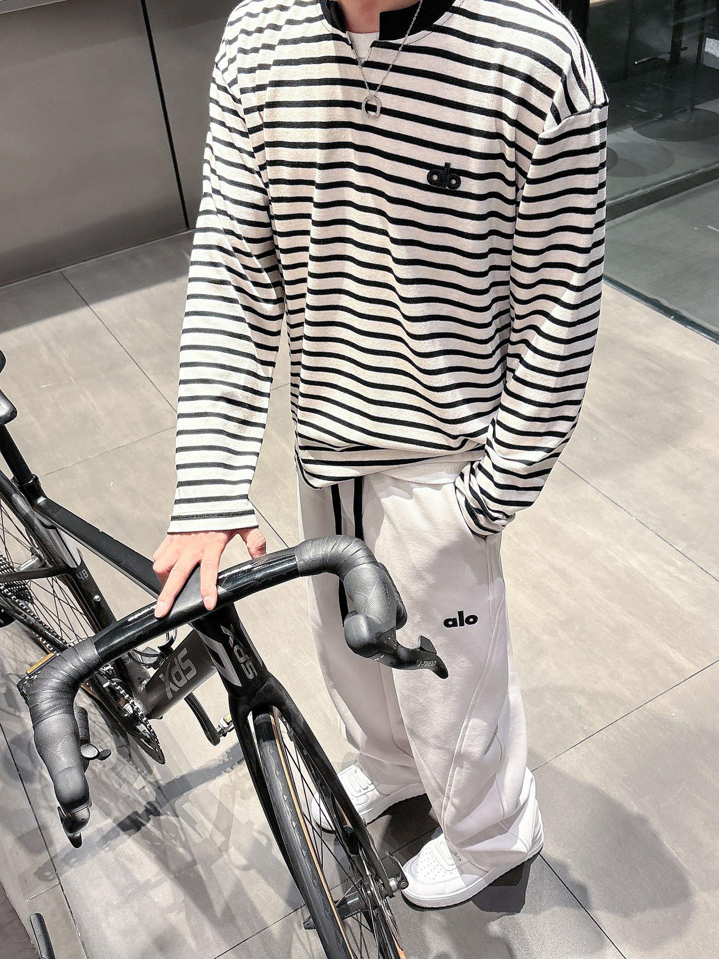 alo 2025秋冬新款重工洗水休闲卫裤🆕采用优质棉质材质，超级有质感舒适，上身版型超好，百搭完美！上身