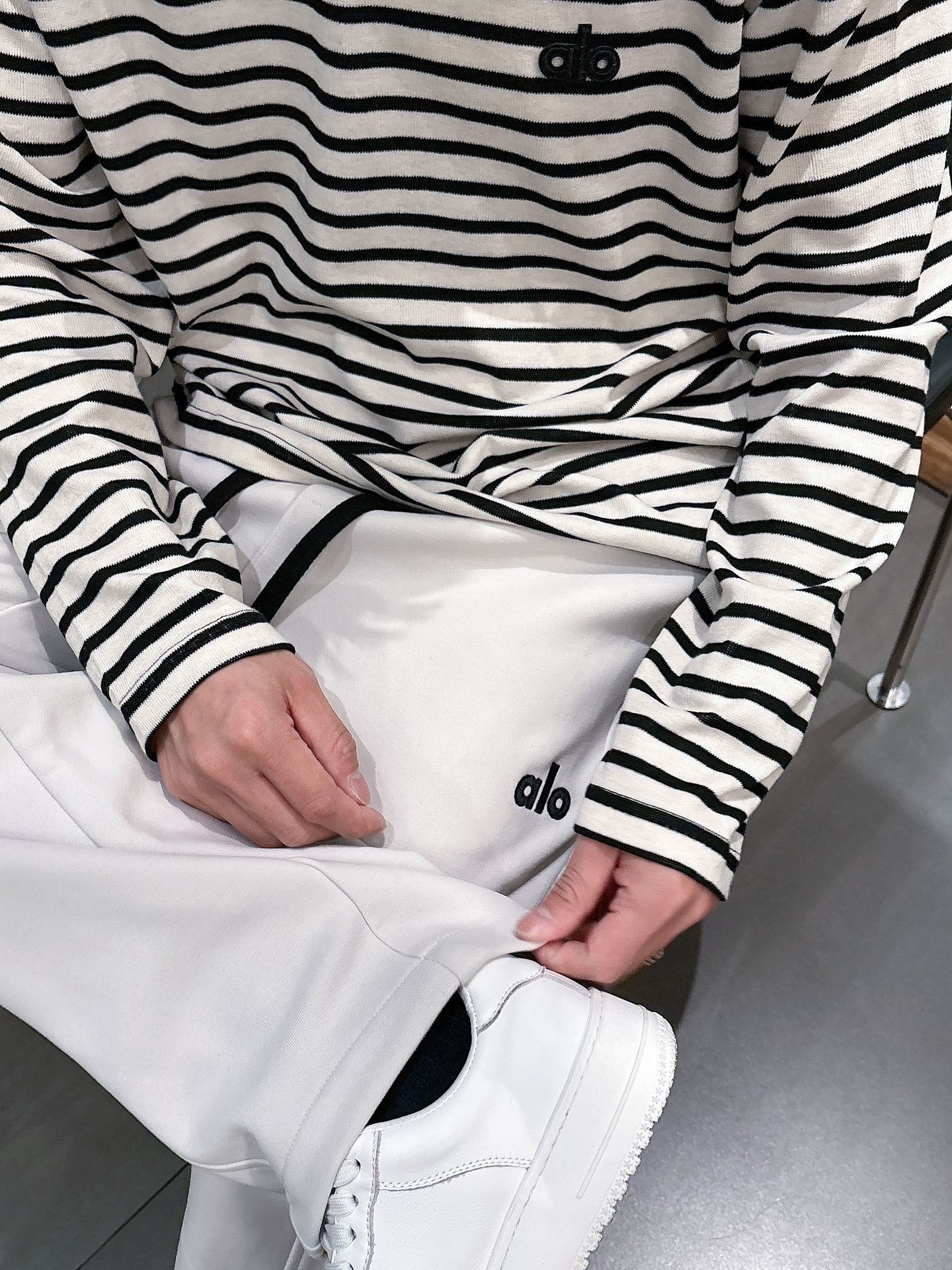 alo 2025秋冬新款重工洗水休闲卫裤🆕采用优质棉质材质，超级有质感舒适，上身版型超好，百搭完美！上身