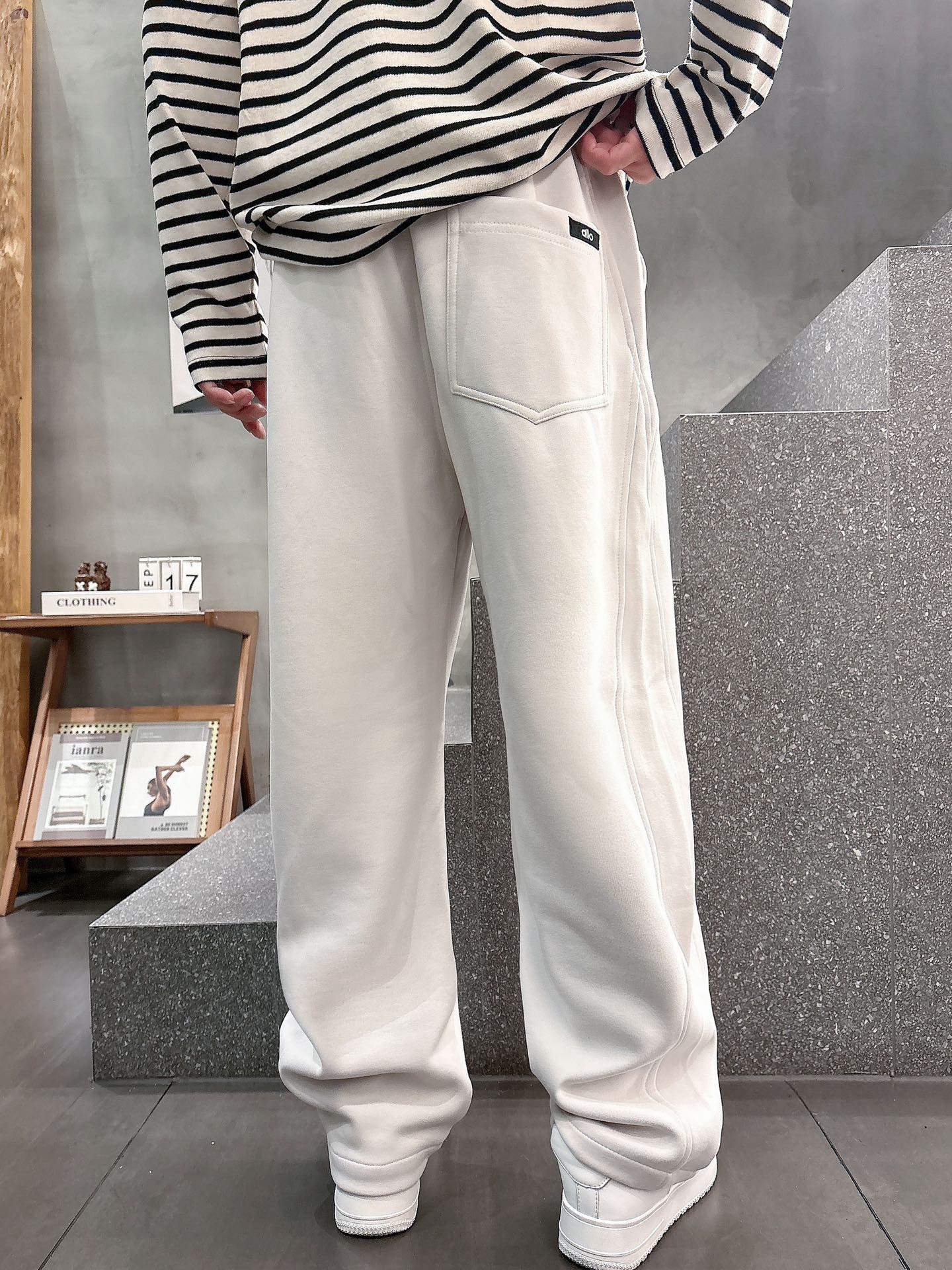 alo 2025秋冬新款重工洗水休闲卫裤🆕采用优质棉质材质，超级有质感舒适，上身版型超好，百搭完美！上身