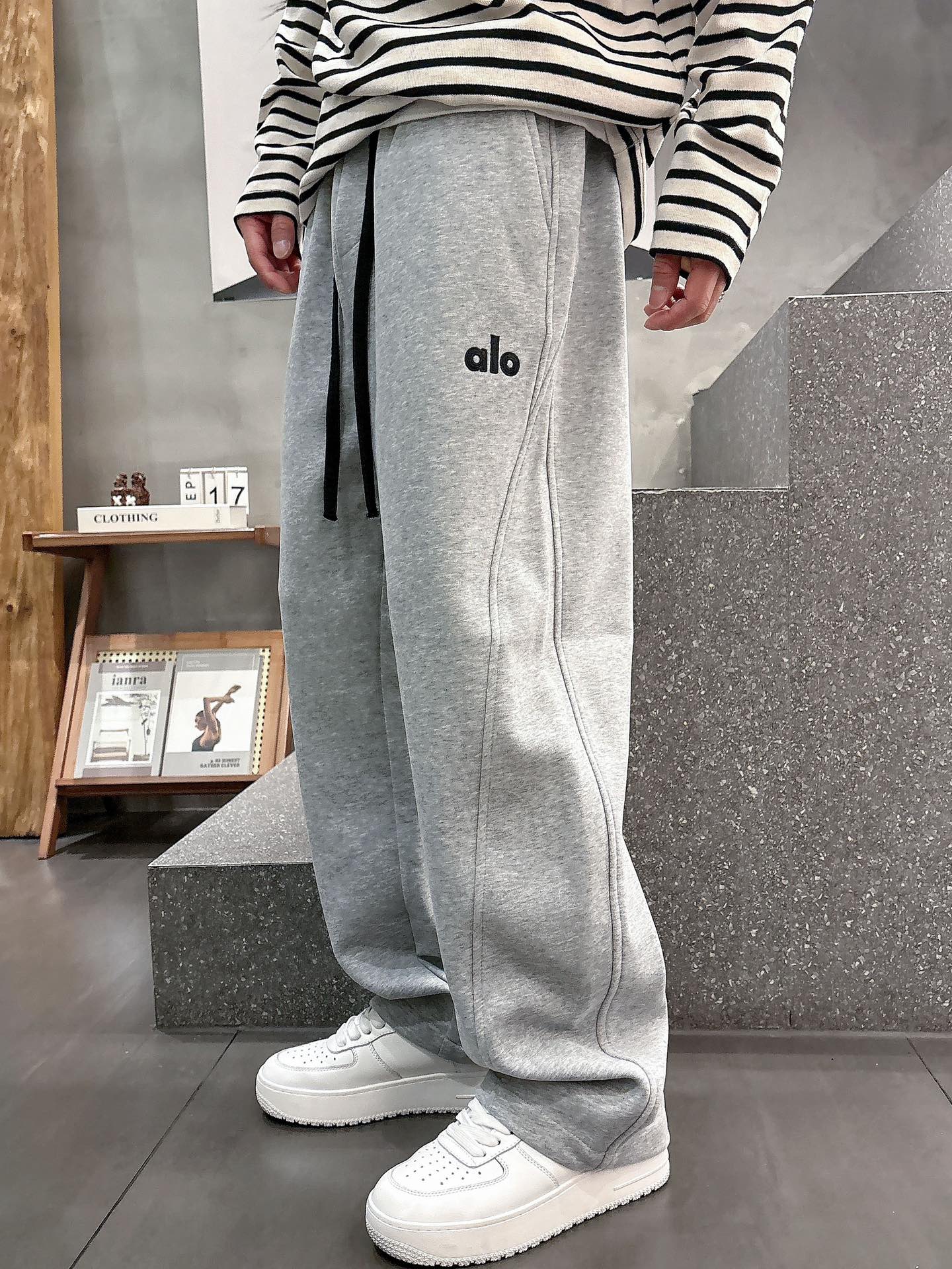 alo 2025秋冬新款重工洗水休闲卫裤🆕采用优质棉质材质，超级有质感舒适，上身版型超好，百搭完美！上身