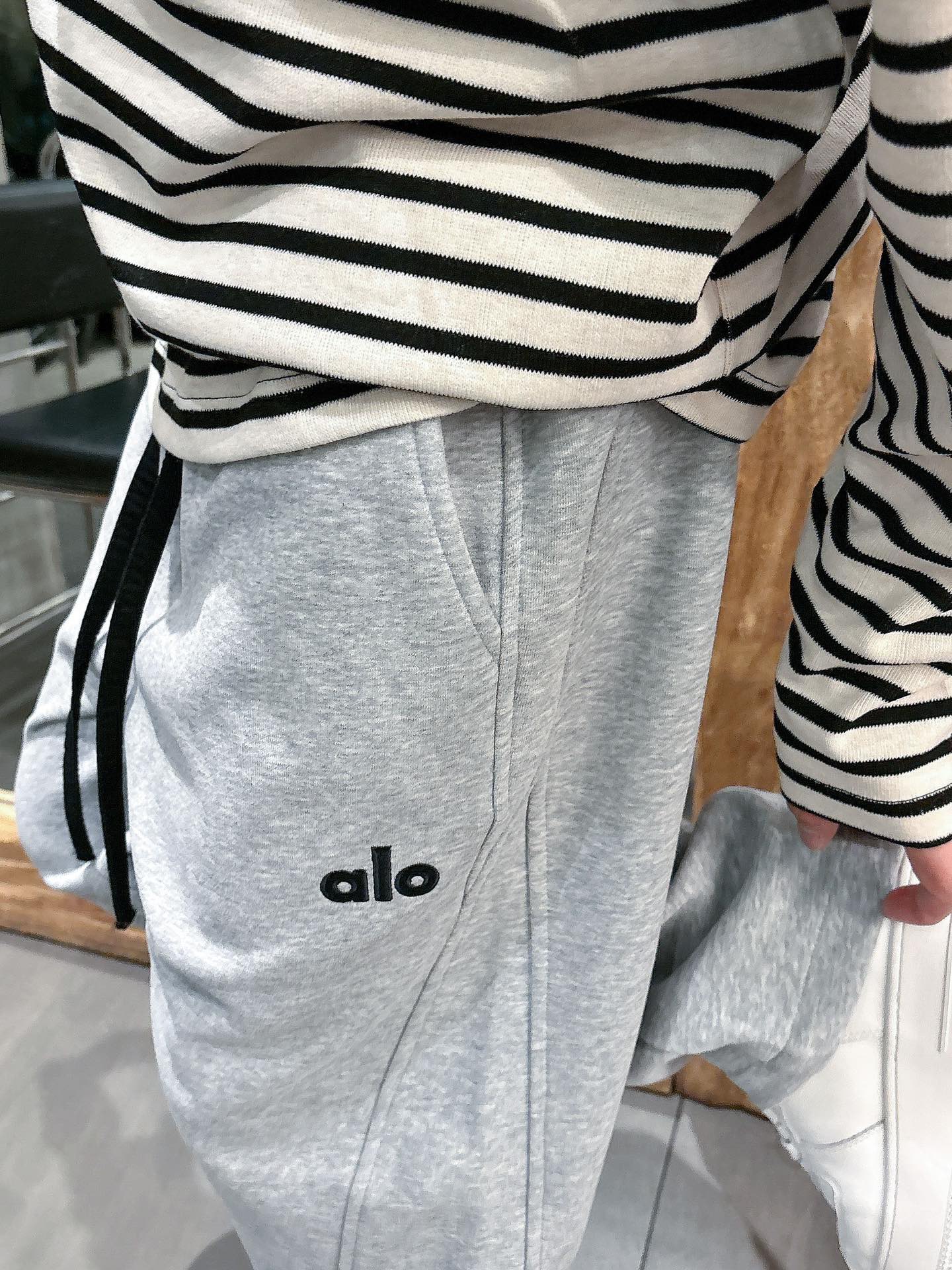 alo 2025秋冬新款重工洗水休闲卫裤🆕采用优质棉质材质，超级有质感舒适，上身版型超好，百搭完美！上身