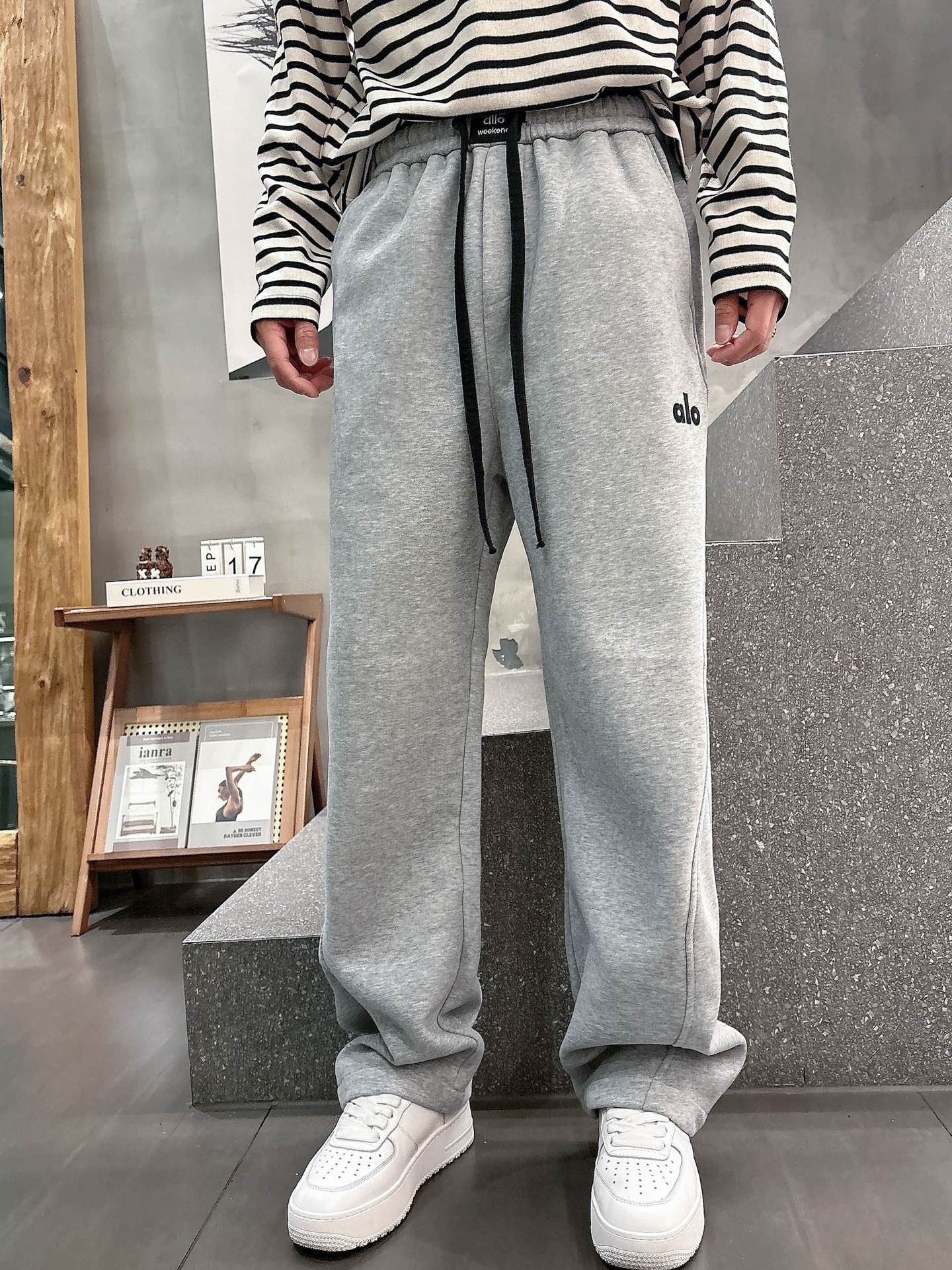 alo 2025秋冬新款重工洗水休闲卫裤🆕采用优质棉质材质，超级有质感舒适，上身版型超好，百搭完美！上身