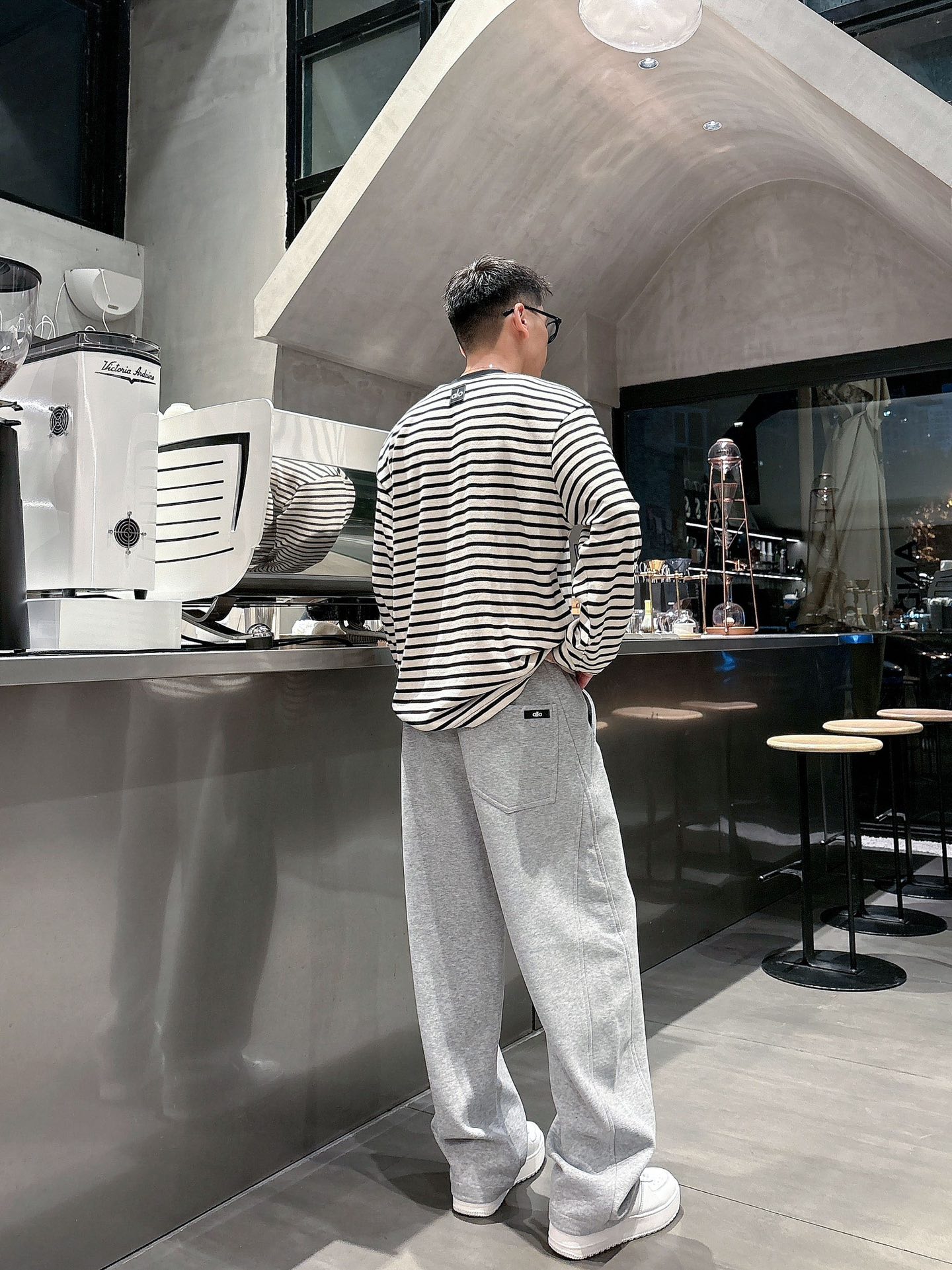 alo 2025秋冬新款重工洗水休闲卫裤🆕采用优质棉质材质，超级有质感舒适，上身版型超好，百搭完美！上身