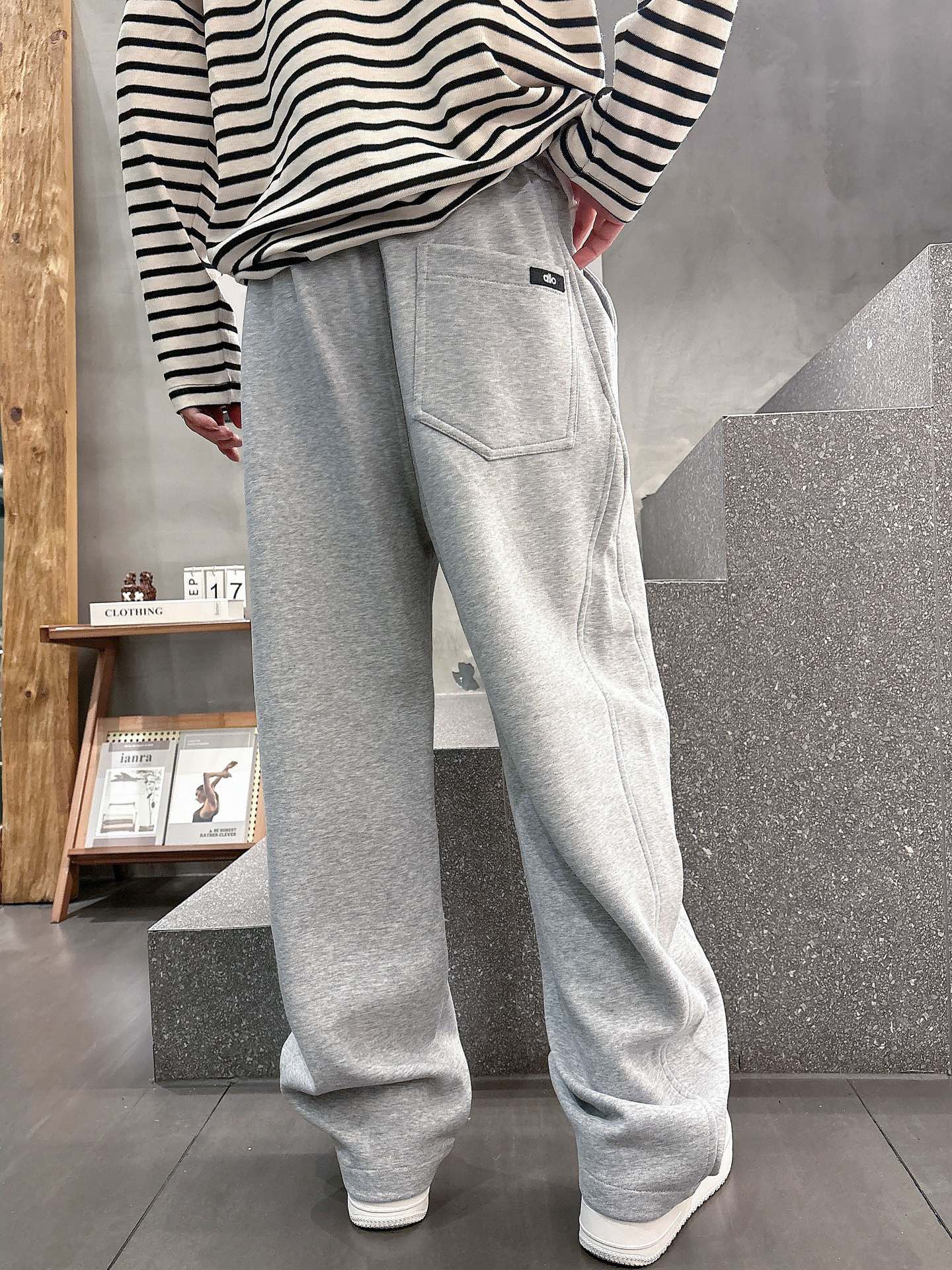 alo 2025秋冬新款重工洗水休闲卫裤🆕采用优质棉质材质，超级有质感舒适，上身版型超好，百搭完美！上身