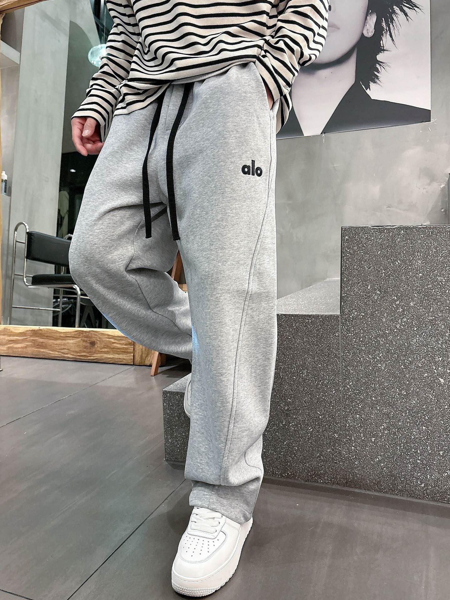 alo 2025秋冬新款重工洗水休闲卫裤🆕采用优质棉质材质，超级有质感舒适，上身版型超好，百搭完美！上身