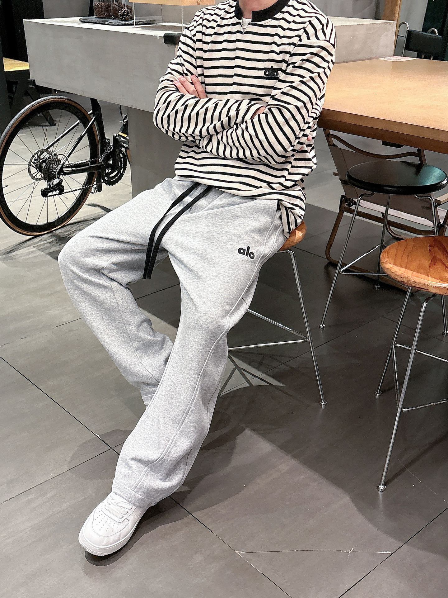 alo 2025秋冬新款重工洗水休闲卫裤🆕采用优质棉质材质，超级有质感舒适，上身版型超好，百搭完美！上身