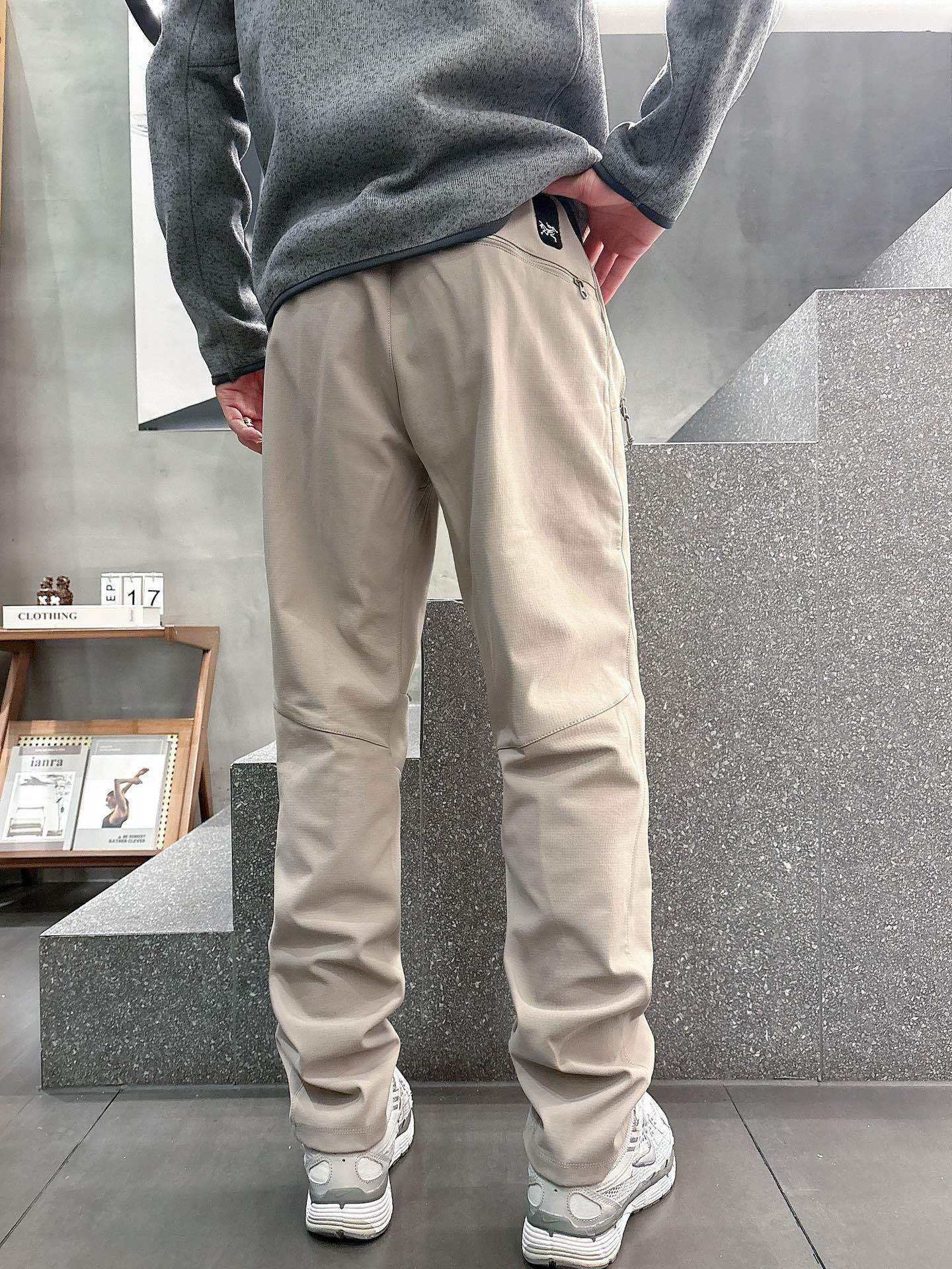 2025秋冬款ARC'TERYX始祖鸟 GAMMA LT 男子 鸟家户外运动休闲冲锋裤专业研发的科技导湿