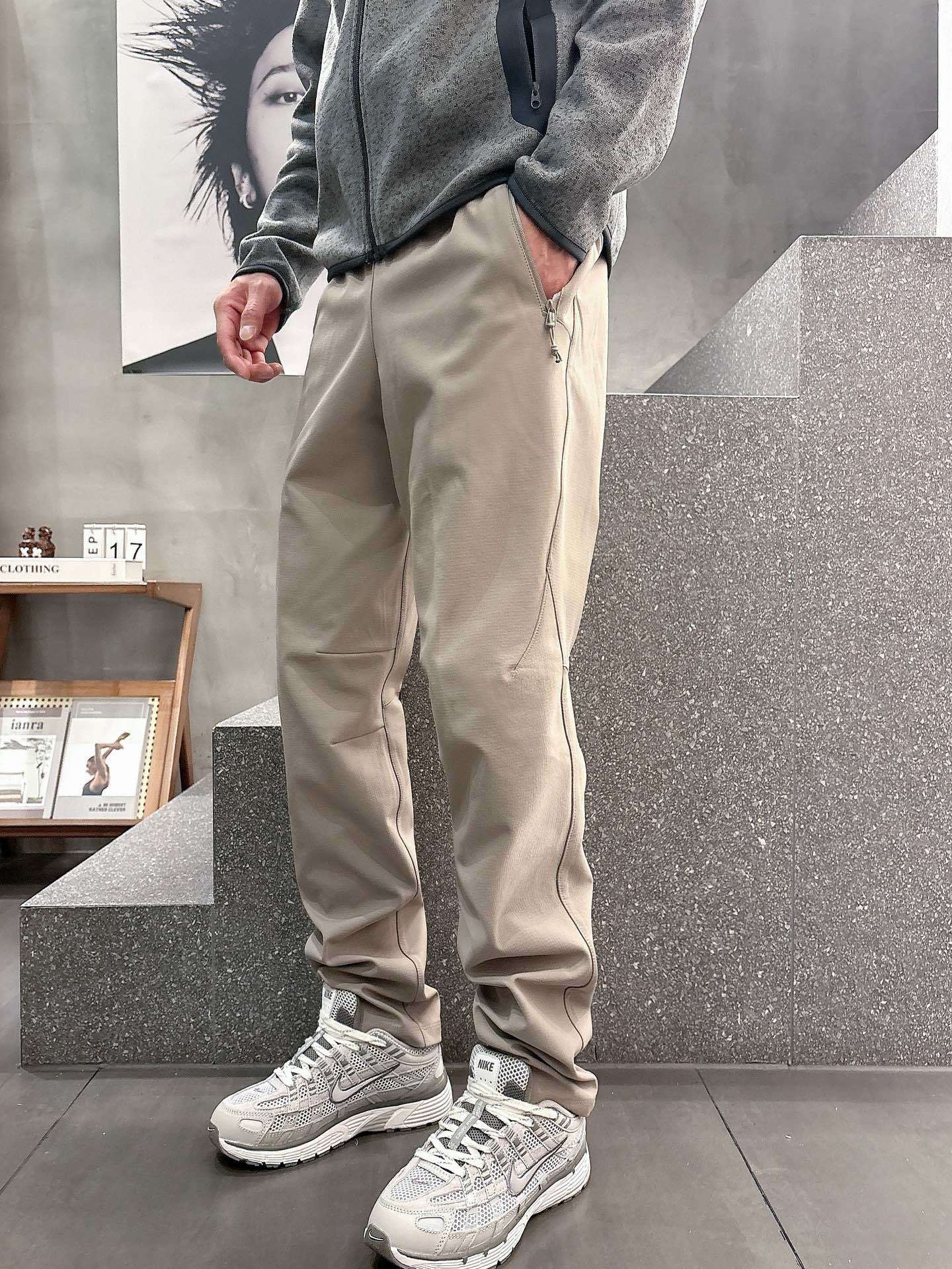 2025秋冬款ARC'TERYX始祖鸟 GAMMA LT 男子 鸟家户外运动休闲冲锋裤专业研发的科技导湿